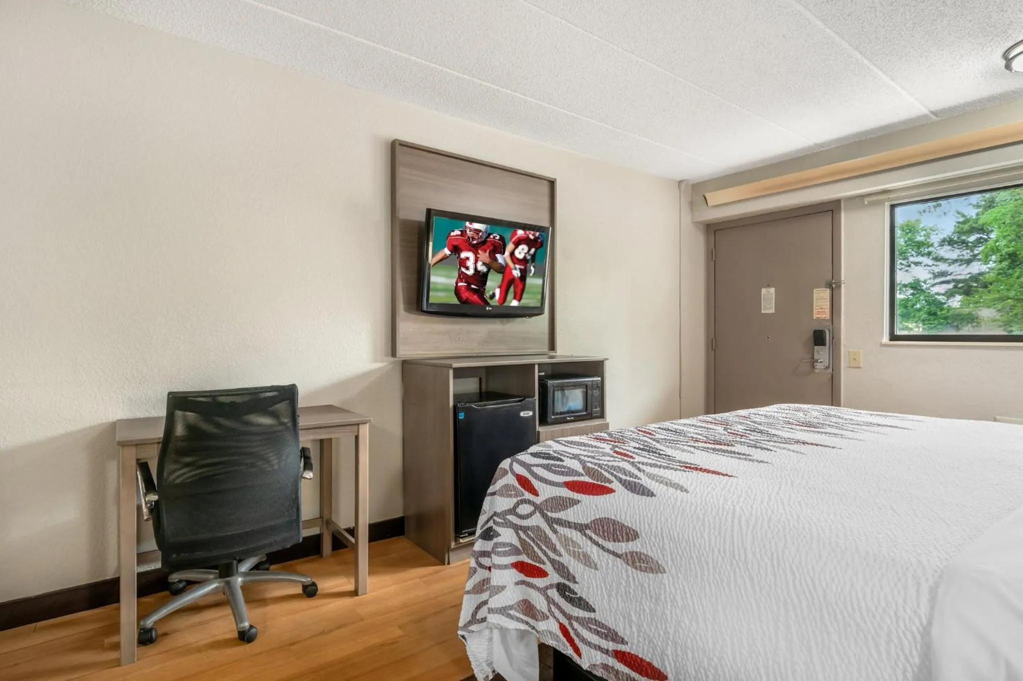 Photo of the whole room, Bed in Red Roof Inn Virginia Beach