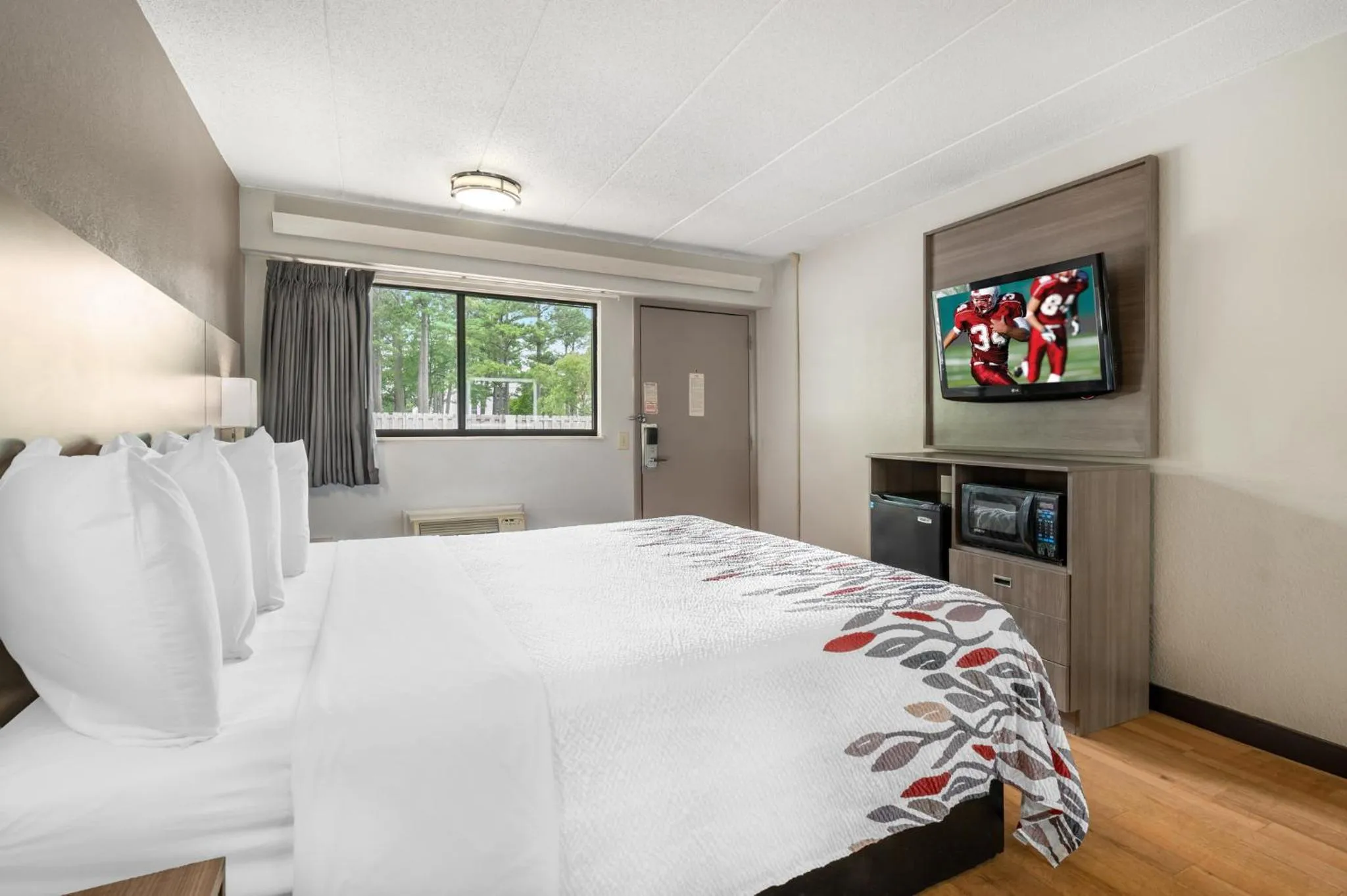 Bedroom, Bed in Red Roof Inn Virginia Beach