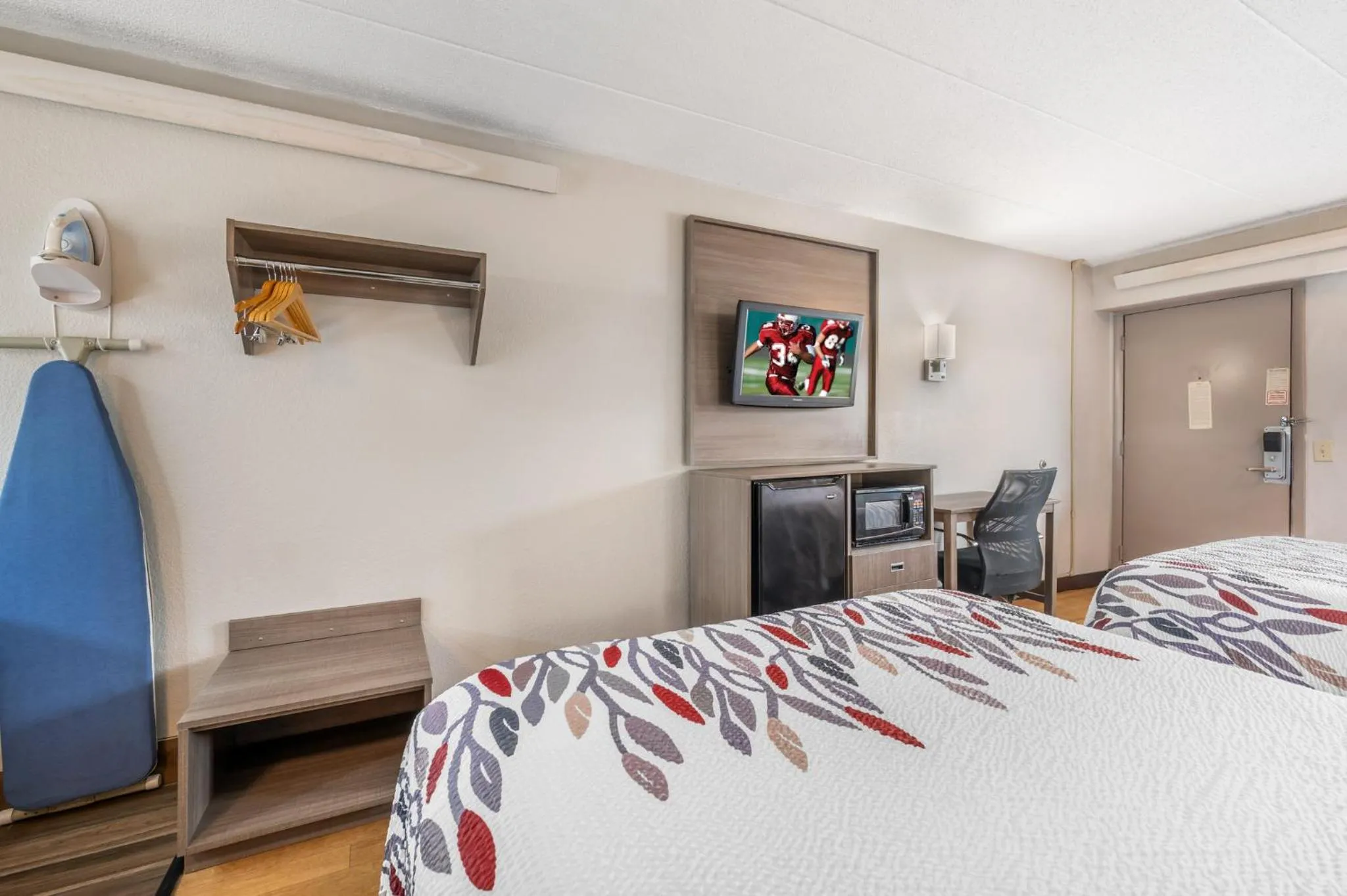 Photo of the whole room, Bed in Red Roof Inn Virginia Beach