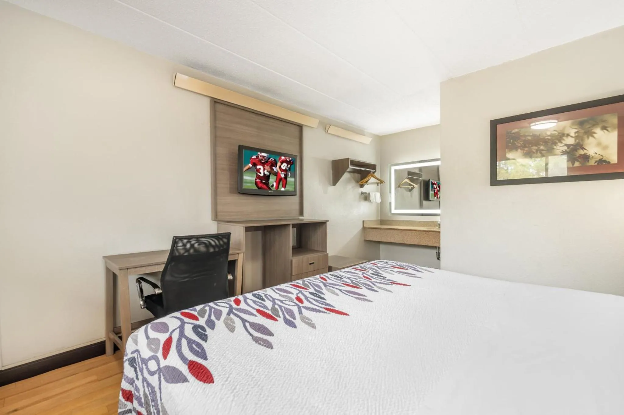 Photo of the whole room, Bed in Red Roof Inn Virginia Beach