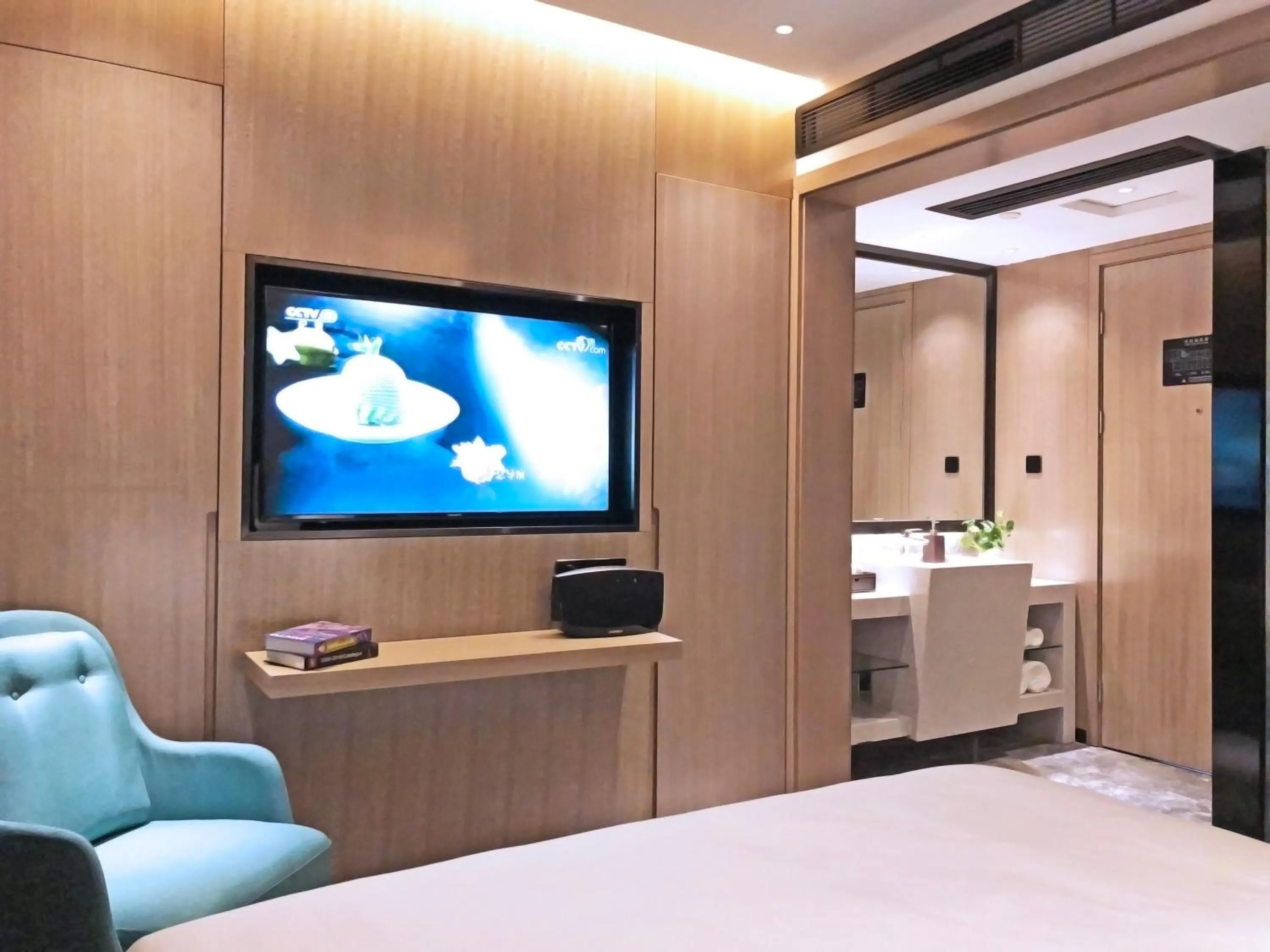 TV and multimedia, Bed in Paco Hotel Guangzhou Baiyun Airport Liantang Metro