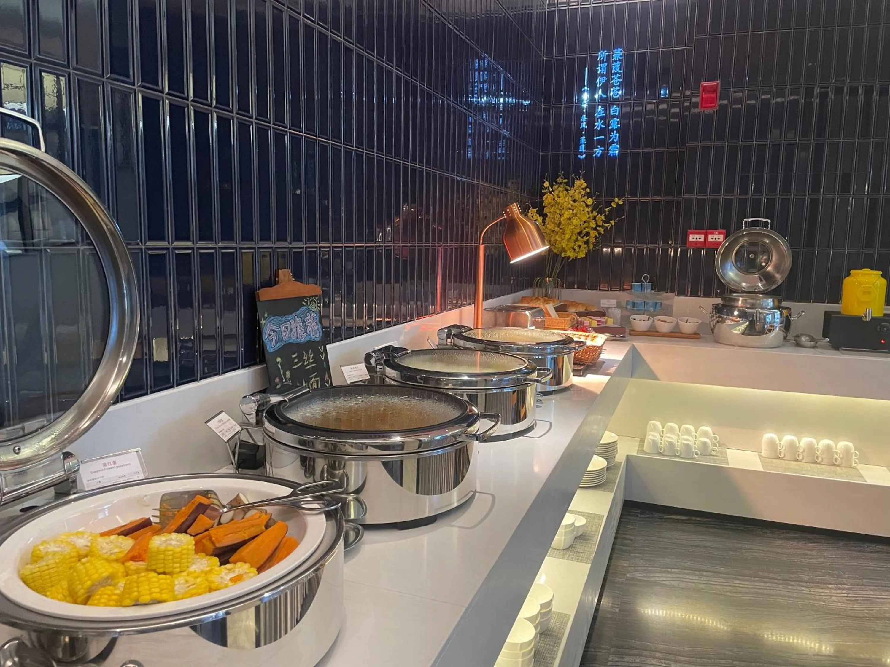 Restaurant/places to eat in Paco Hotel Guangzhou Baiyun Airport Liantang Metro