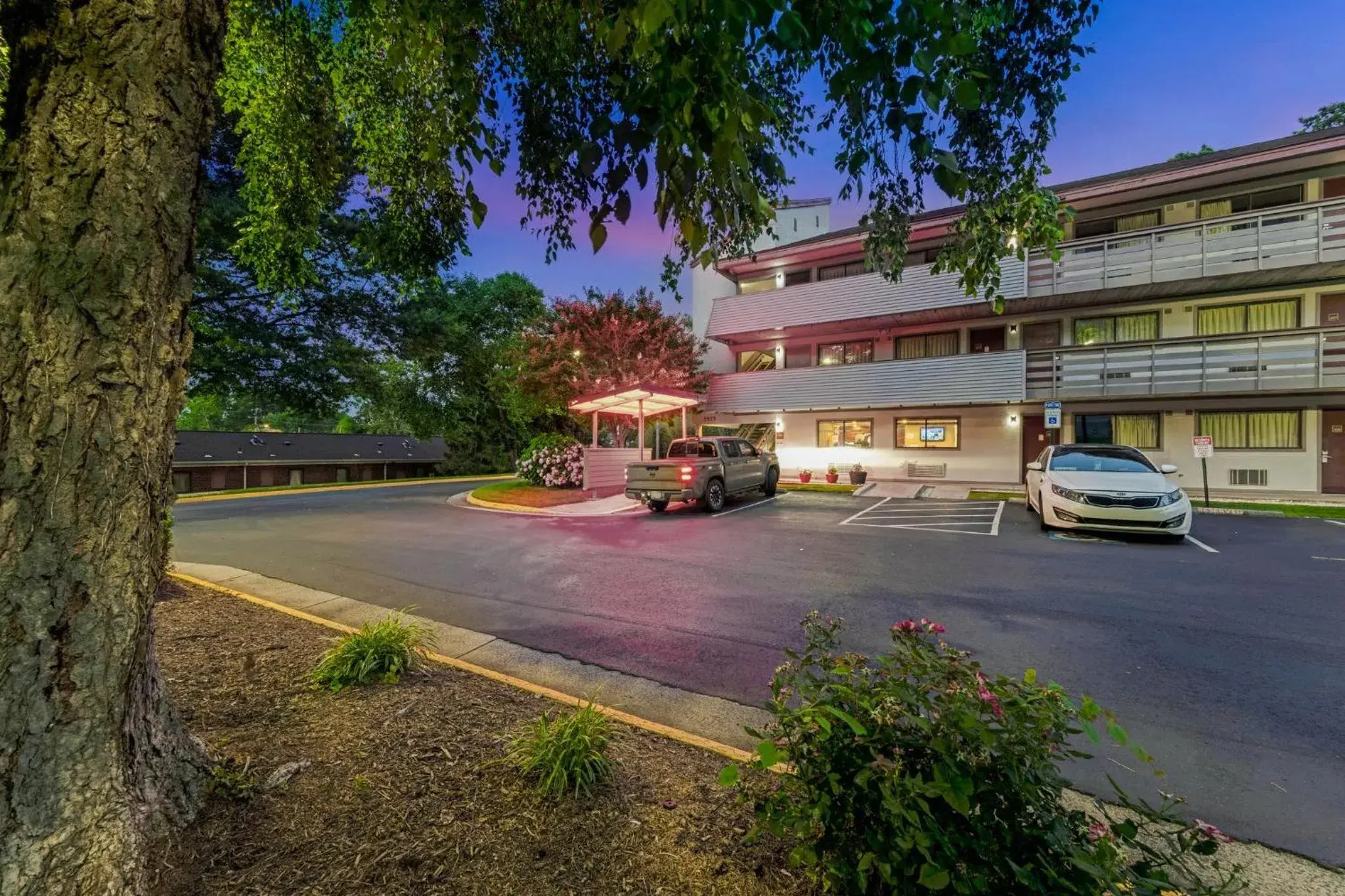 Property building in Red Roof Inn PLUS+ Washington DC - Alexandria Property building in Red Roof Inn PLUS+ Washington DC - Alexandria