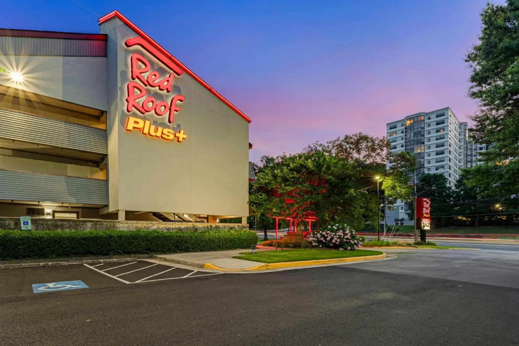 Property building in Red Roof Inn PLUS+ Washington DC - Alexandria Property building in Red Roof Inn PLUS+ Washington DC - Alexandria