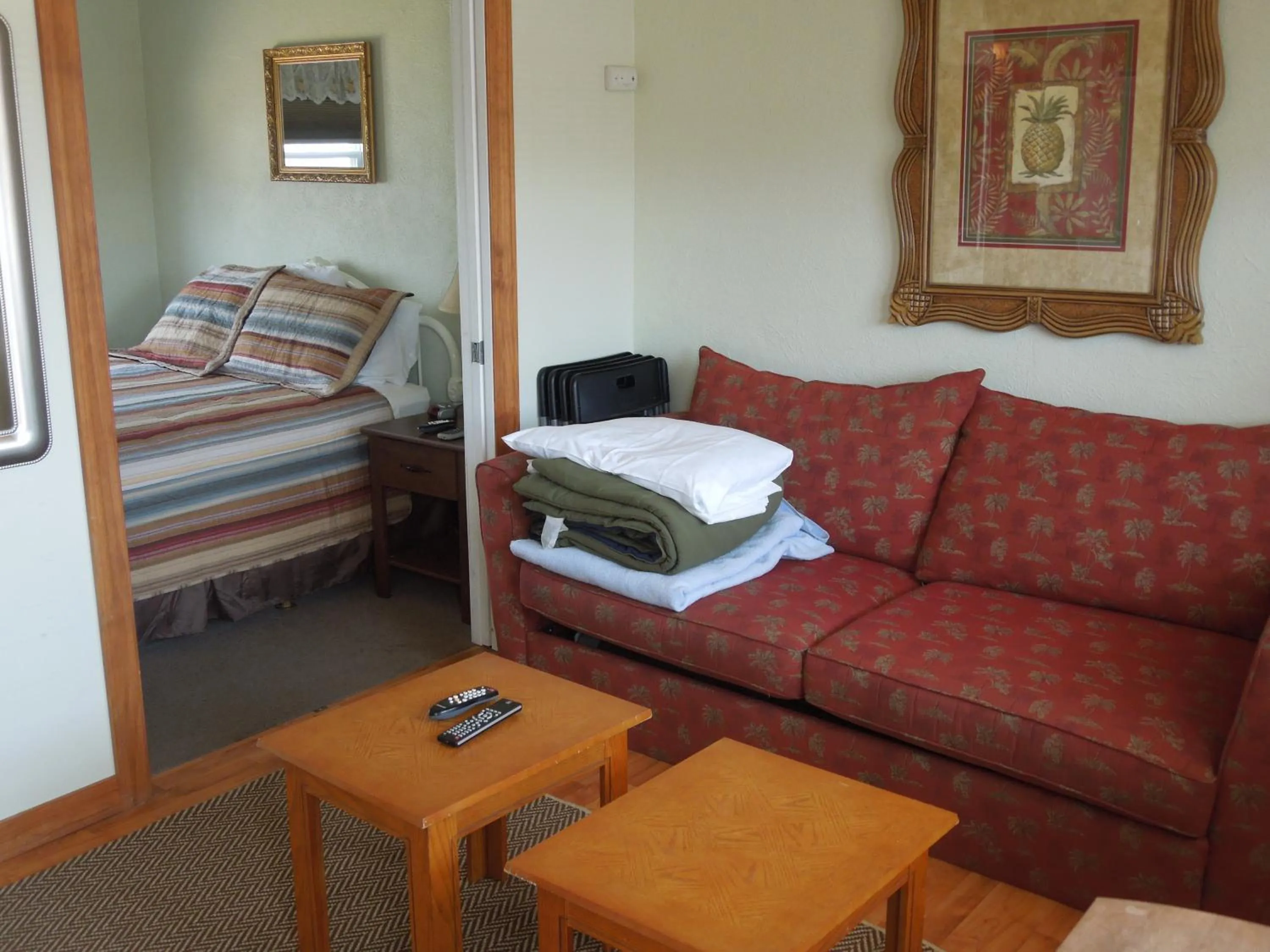 Living room, Bed in Sifting Sands Motel
