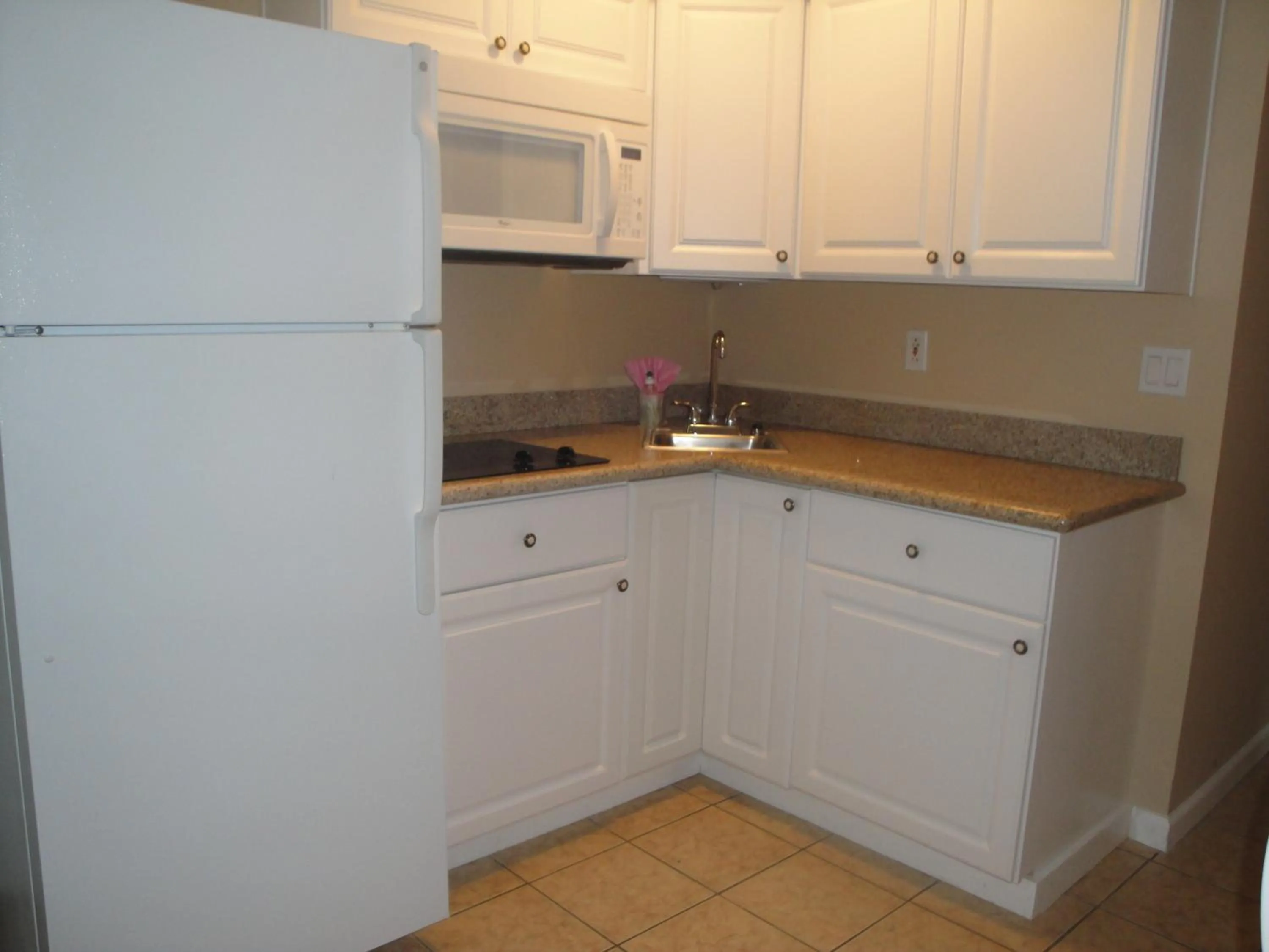 Kitchen or kitchenette in Sifting Sands Motel