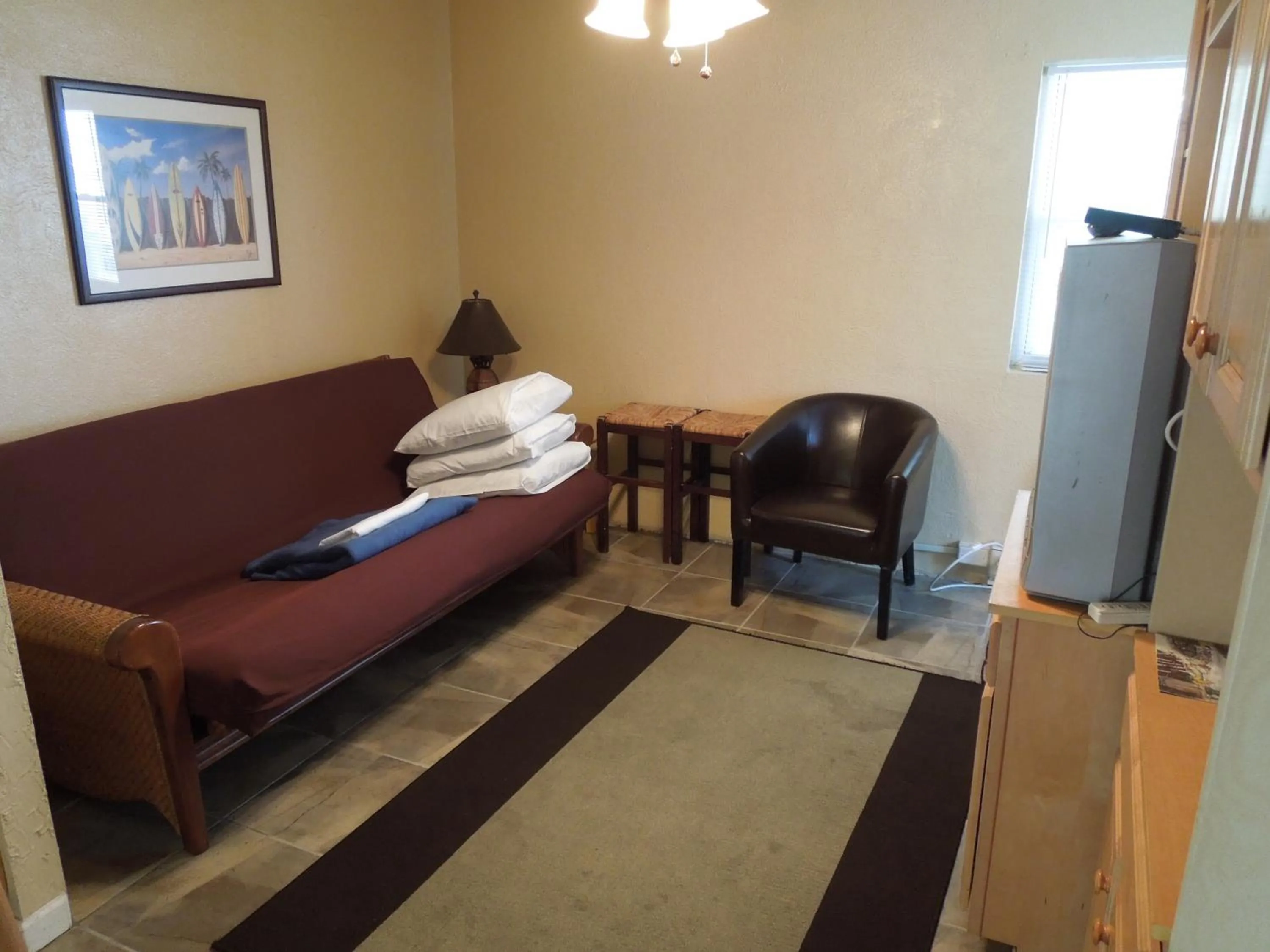 Seating area, Bed in Sifting Sands Motel