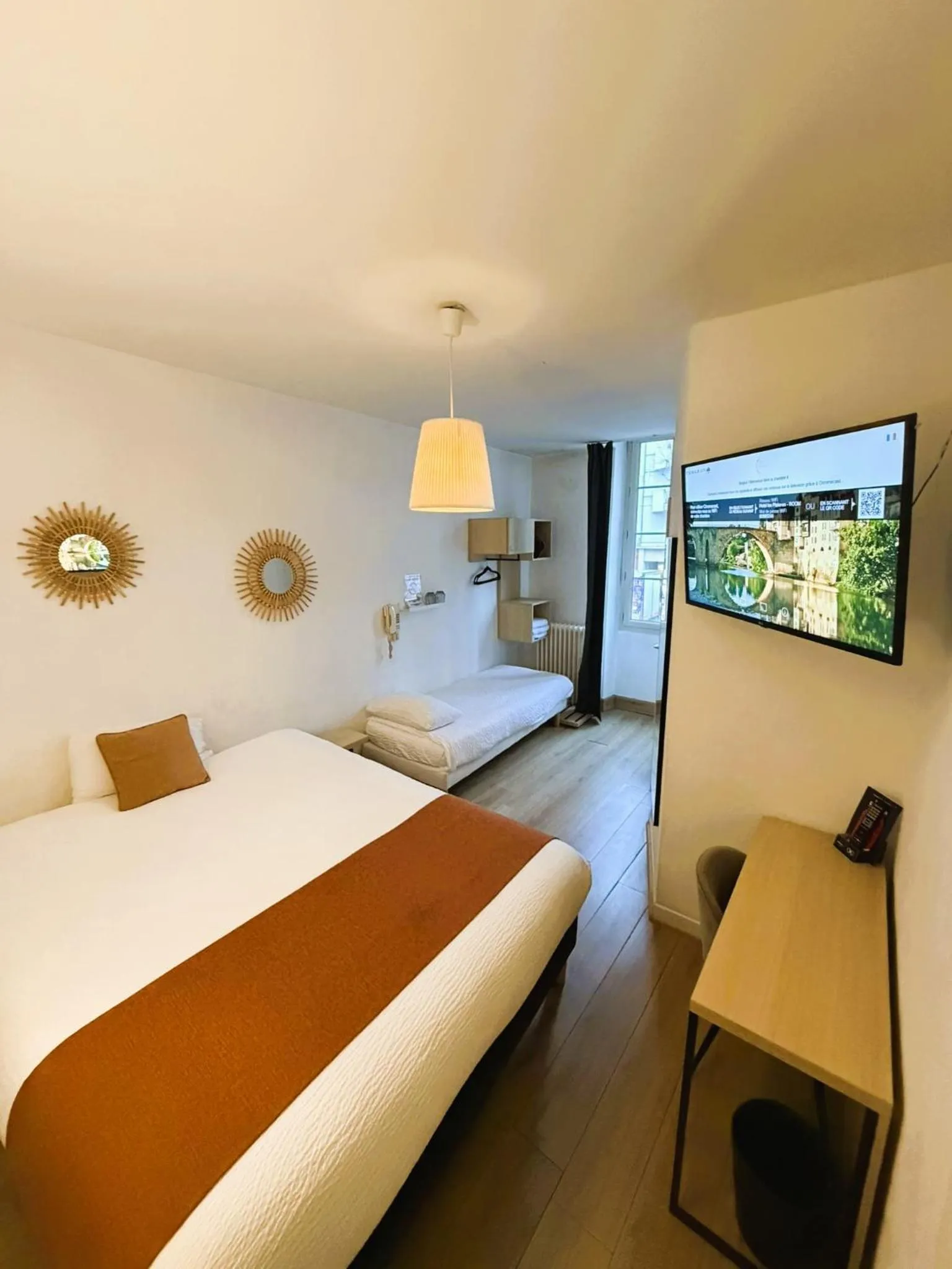 TV and multimedia, Bed in Contact Hôtel les Platanes Villeneuve sur Lot Centre