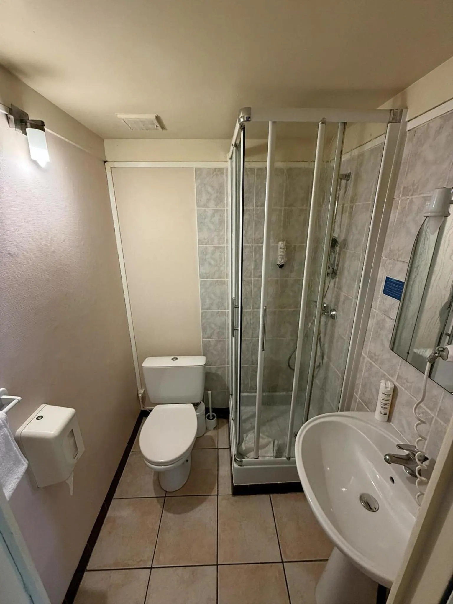 Shower in Contact Hôtel les Platanes Villeneuve sur Lot Centre