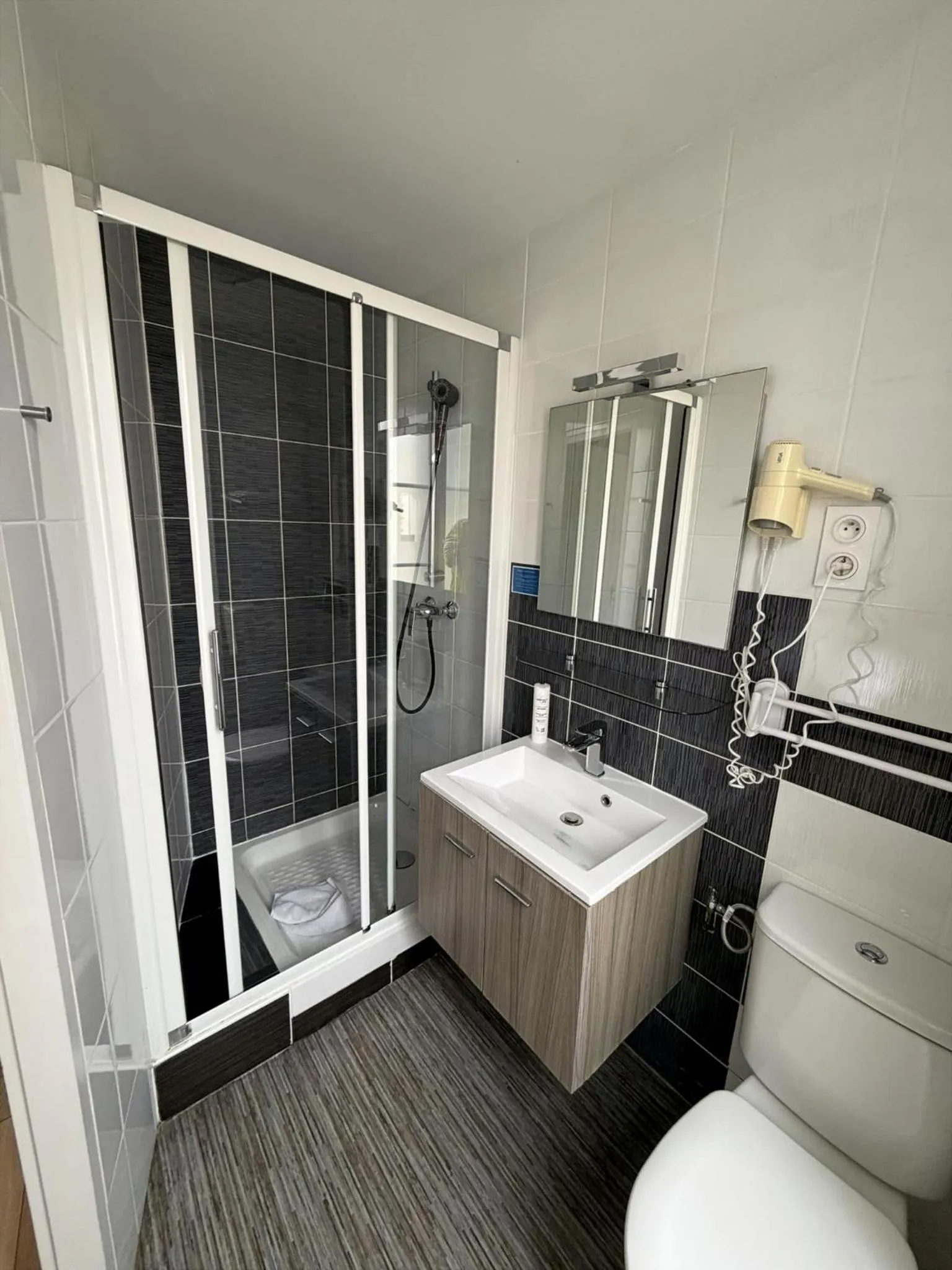 Shower in Contact Hôtel les Platanes Villeneuve sur Lot Centre