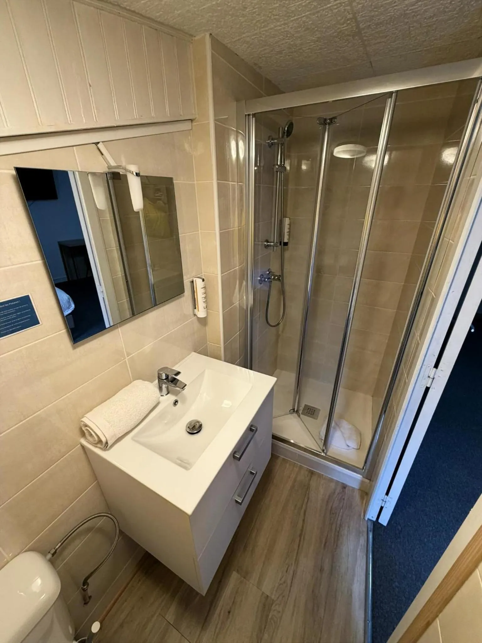 Shower in Contact Hôtel les Platanes Villeneuve sur Lot Centre