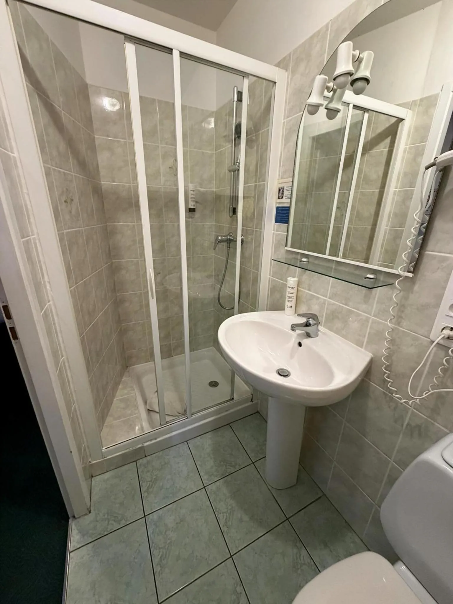 Shower in Contact Hôtel les Platanes Villeneuve sur Lot Centre