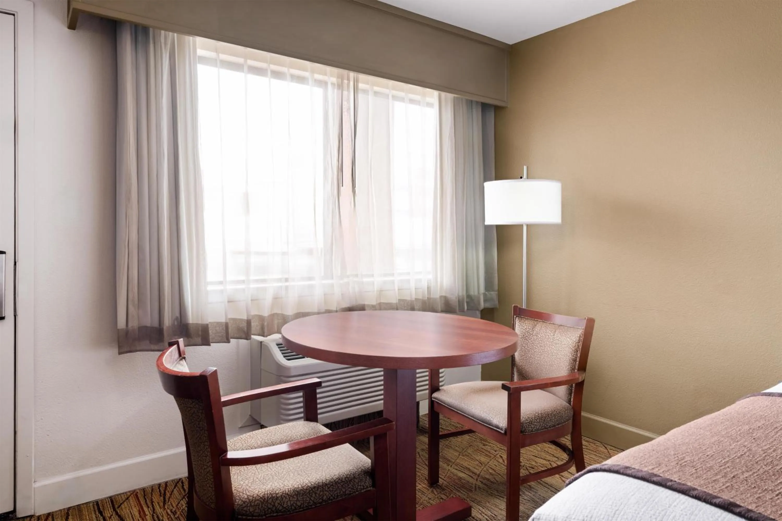 Bedroom, Bed in Best Western Discovery Inn