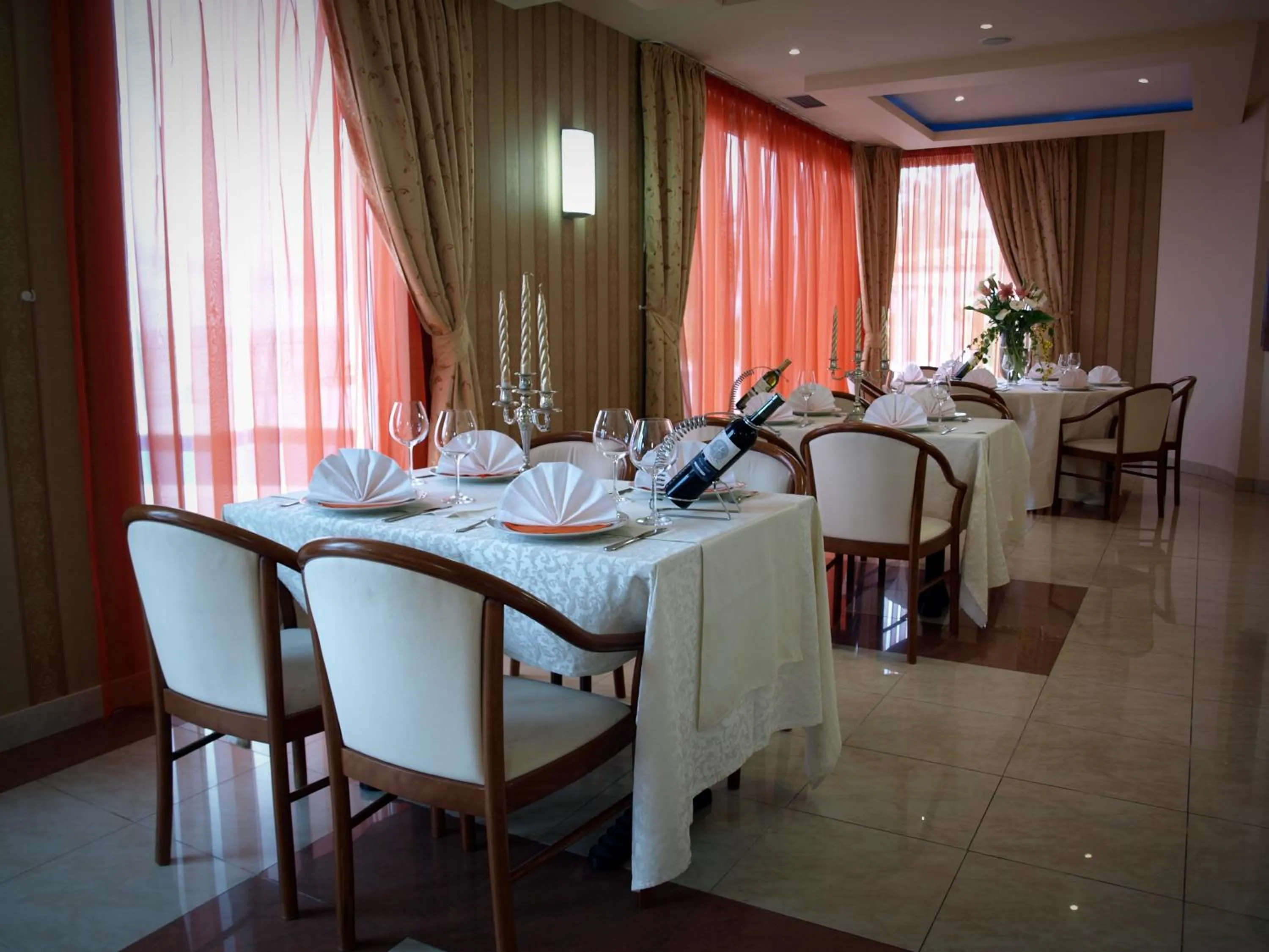 Restaurant/places to eat in Hotel Neva