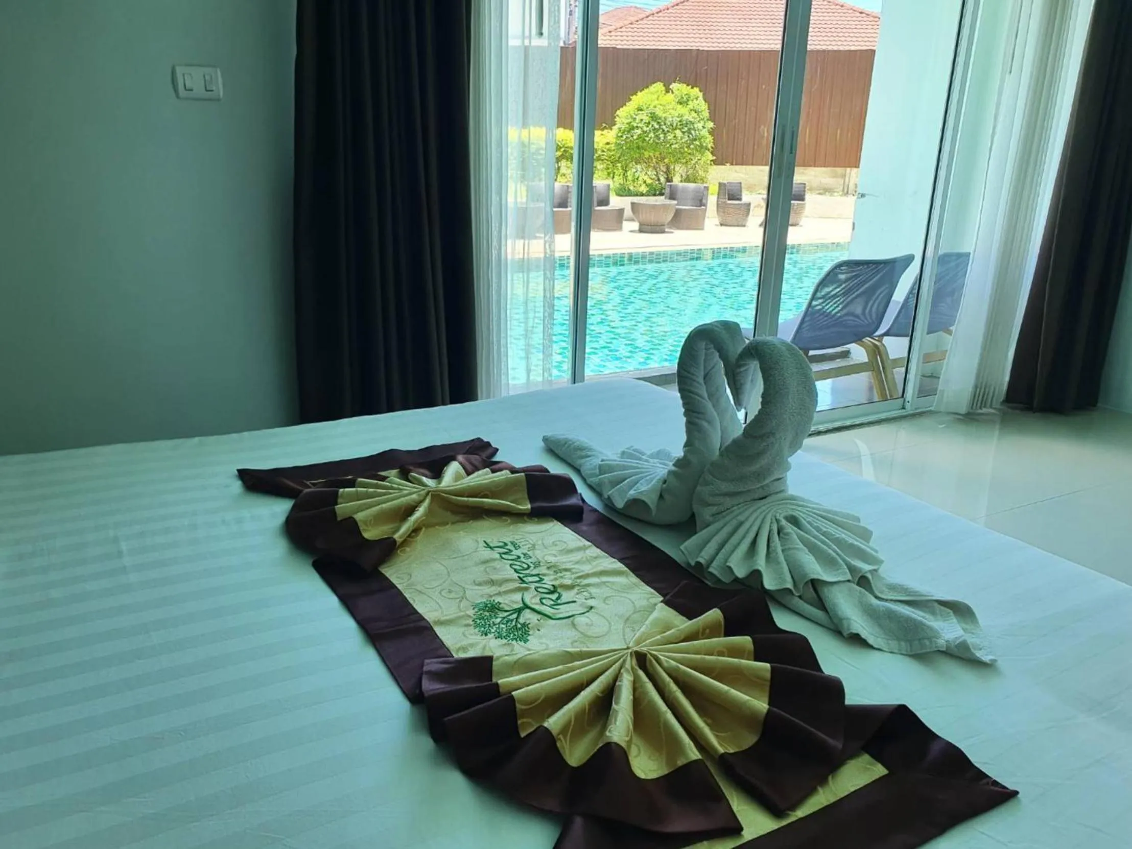 Pool view, Bed in Retreat Resort Pattaya