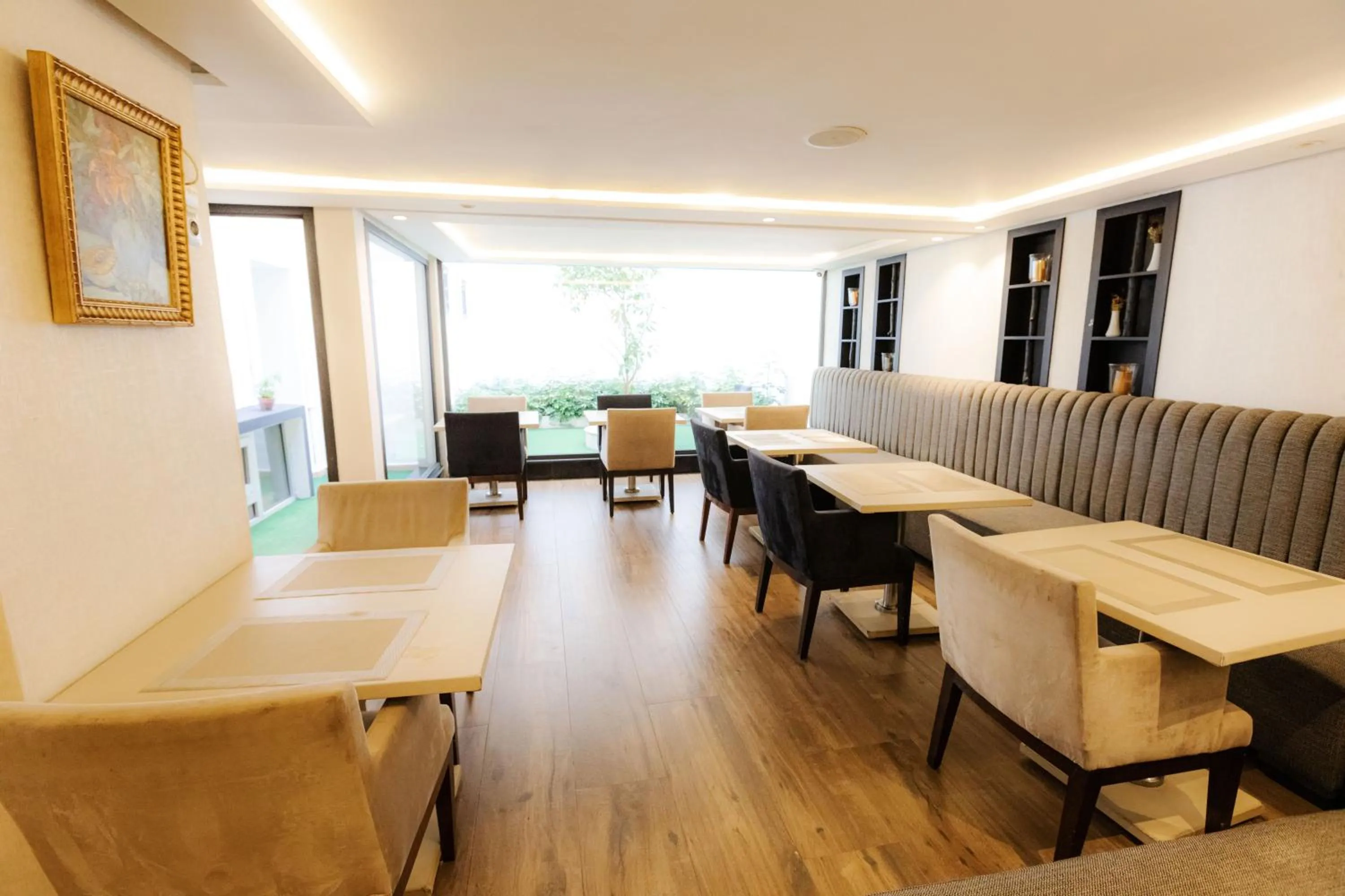 Restaurant/places to eat in WINDSOR HOTEL CITY CENTER