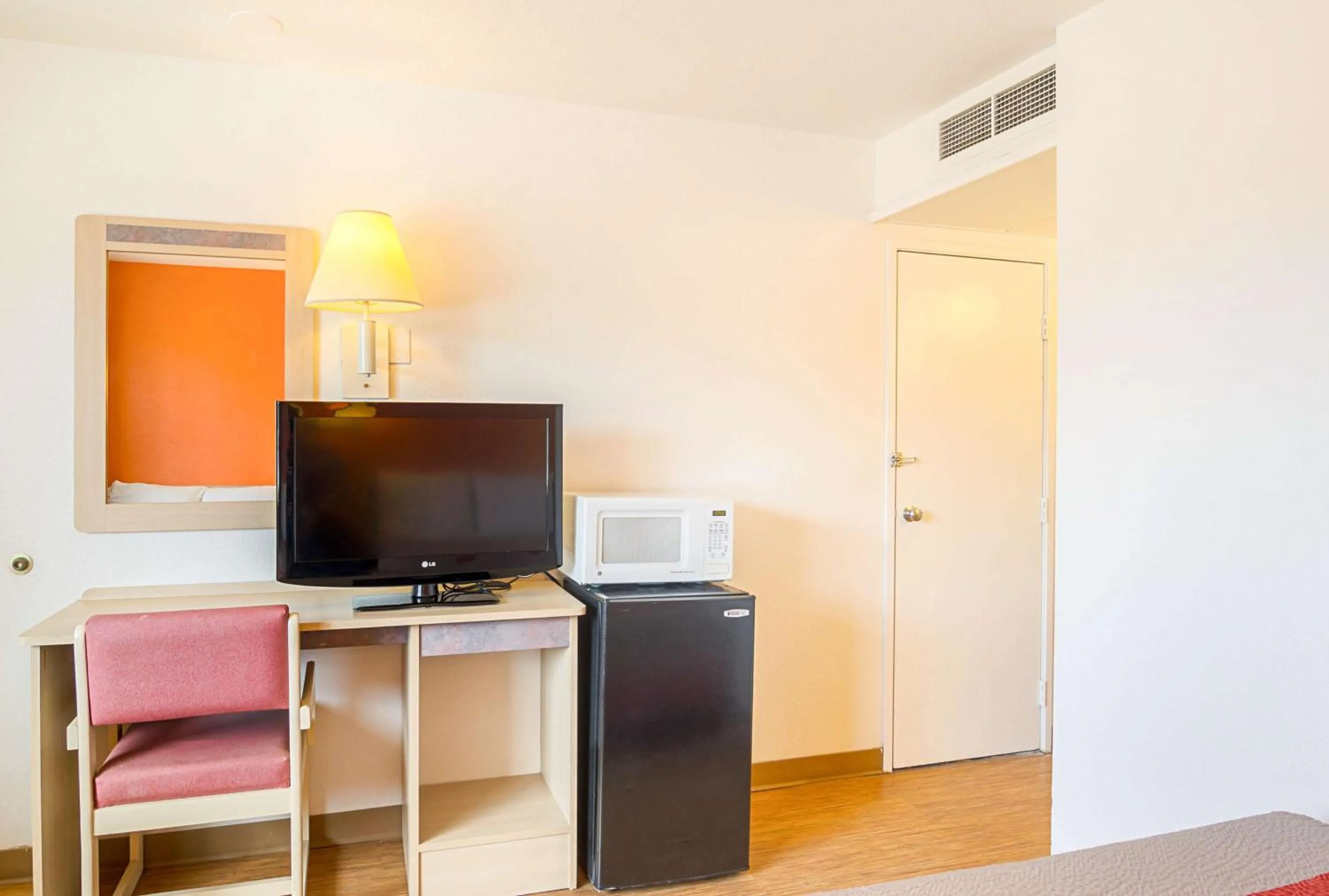 TV and multimedia in Motel 6-Laramie, WY