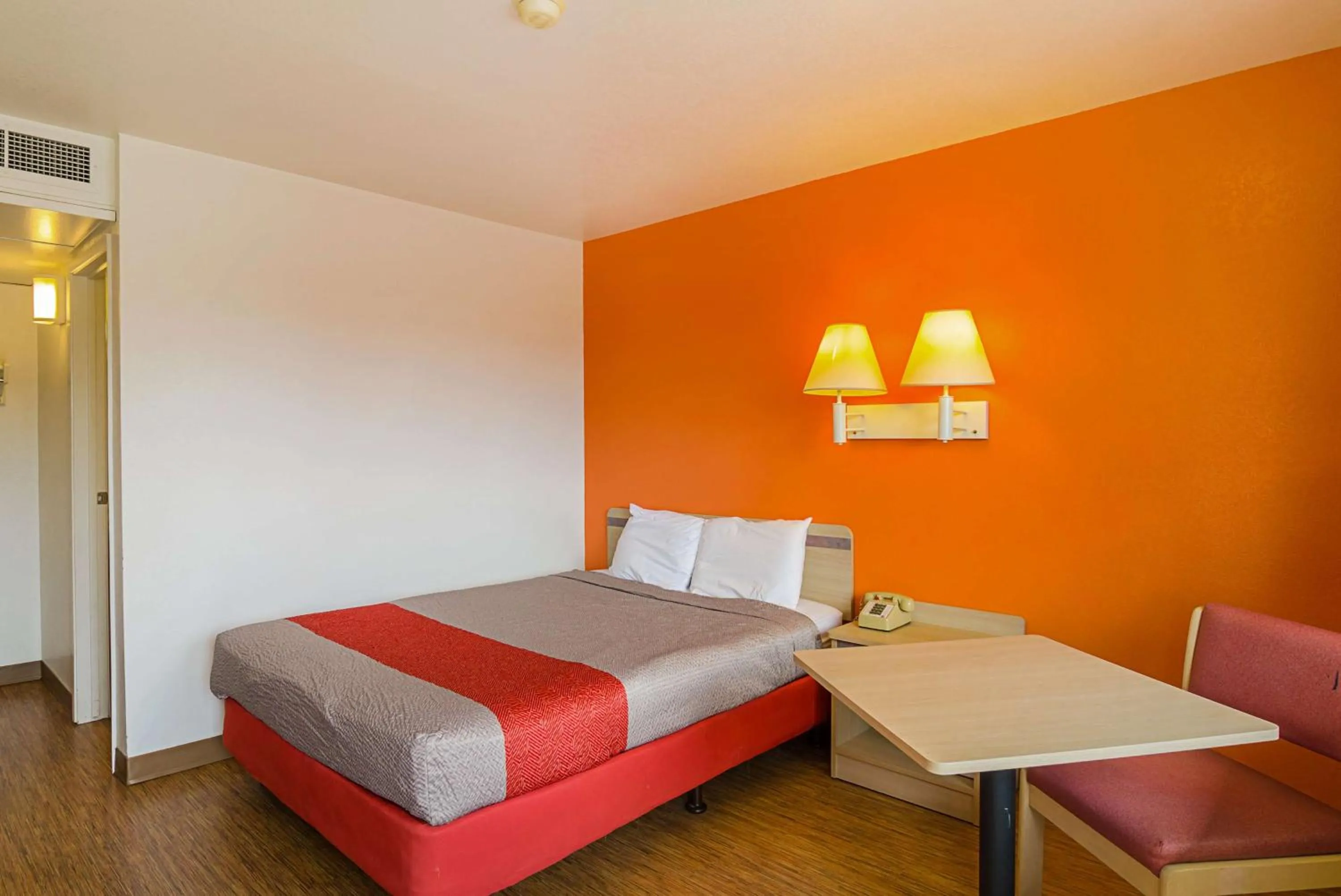 Photo of the whole room, Bed in Motel 6-Laramie, WY