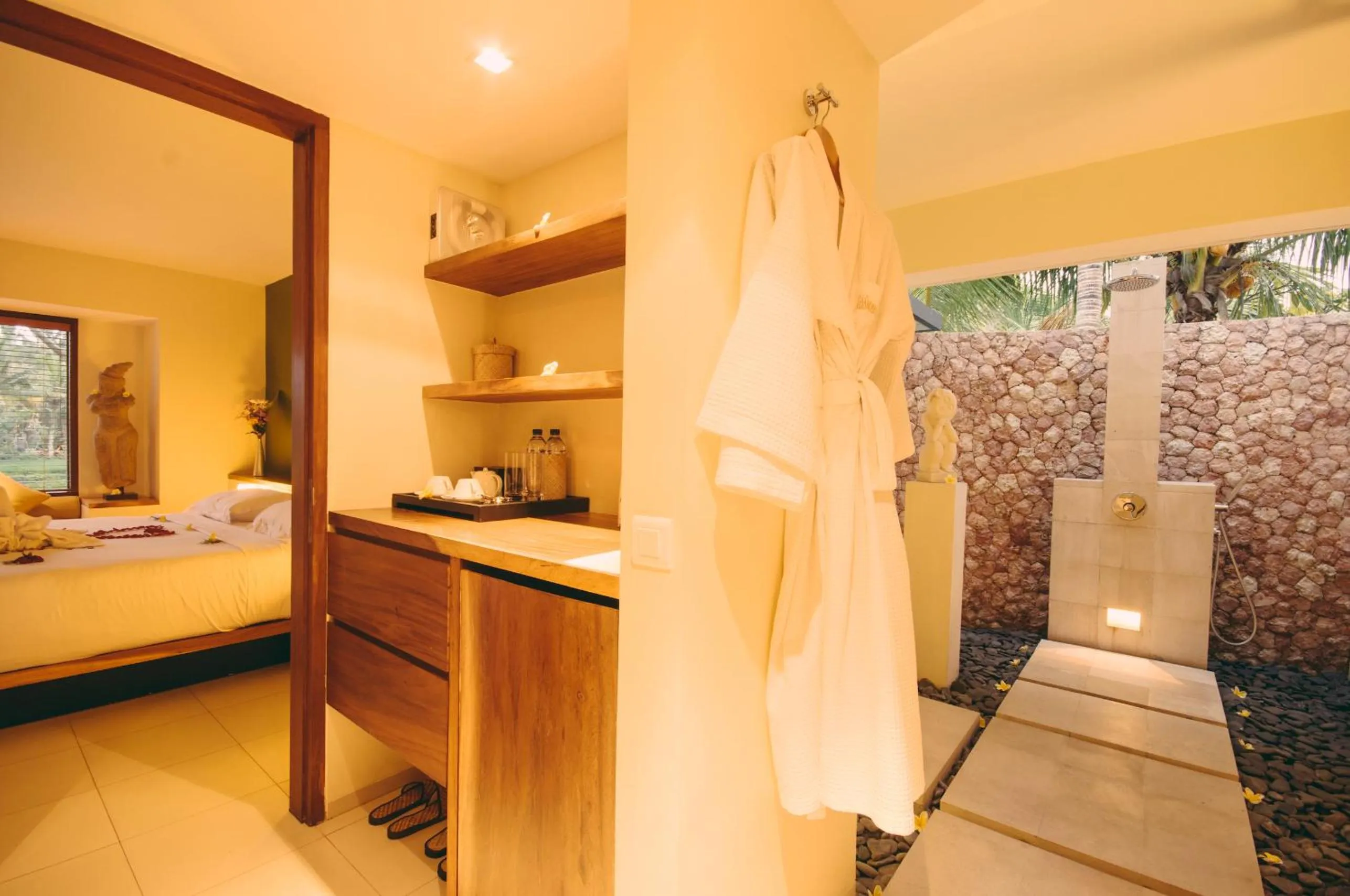 Bathroom, Bed in Villa Sabandari