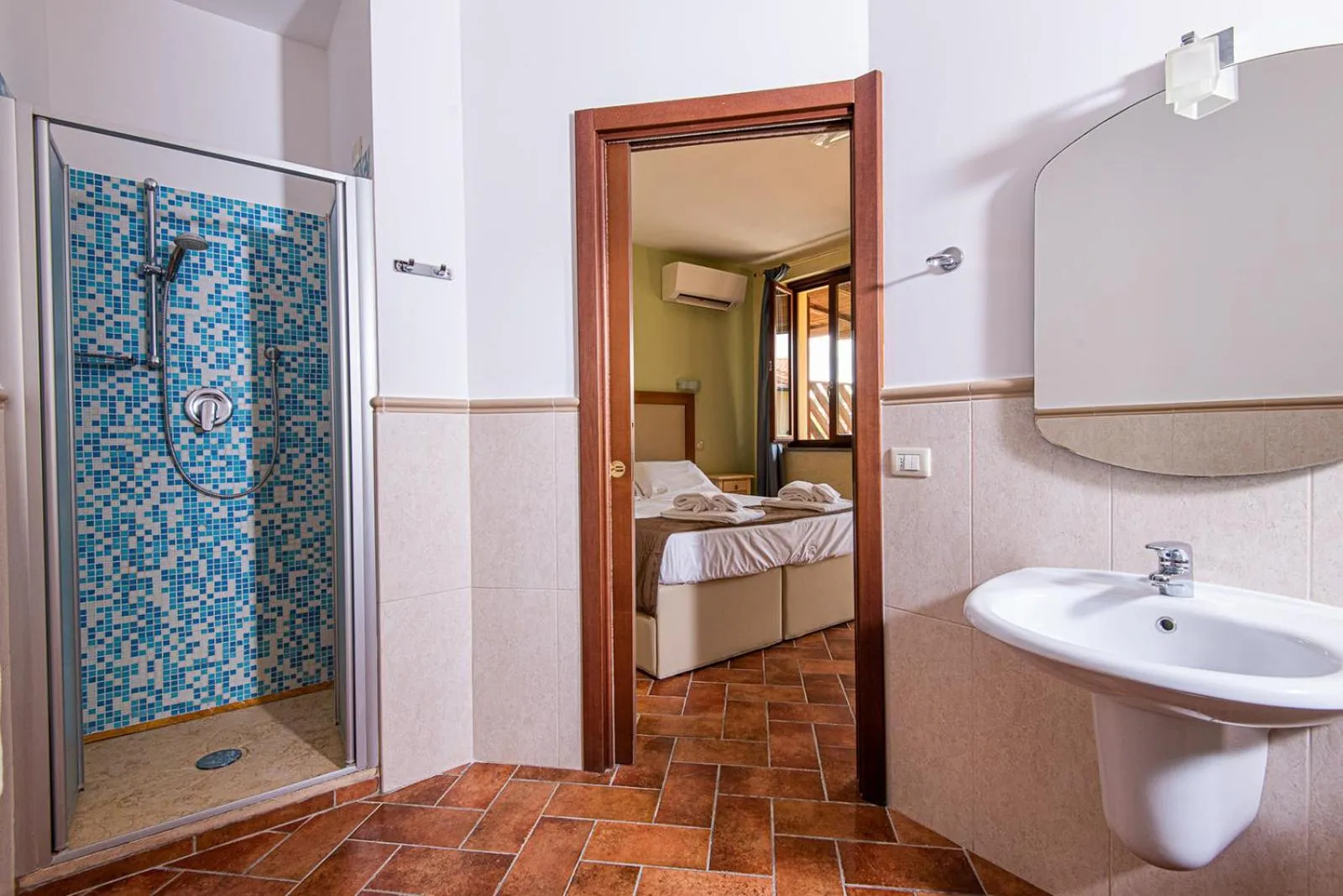 Bathroom, Bed in Resort Capalbio