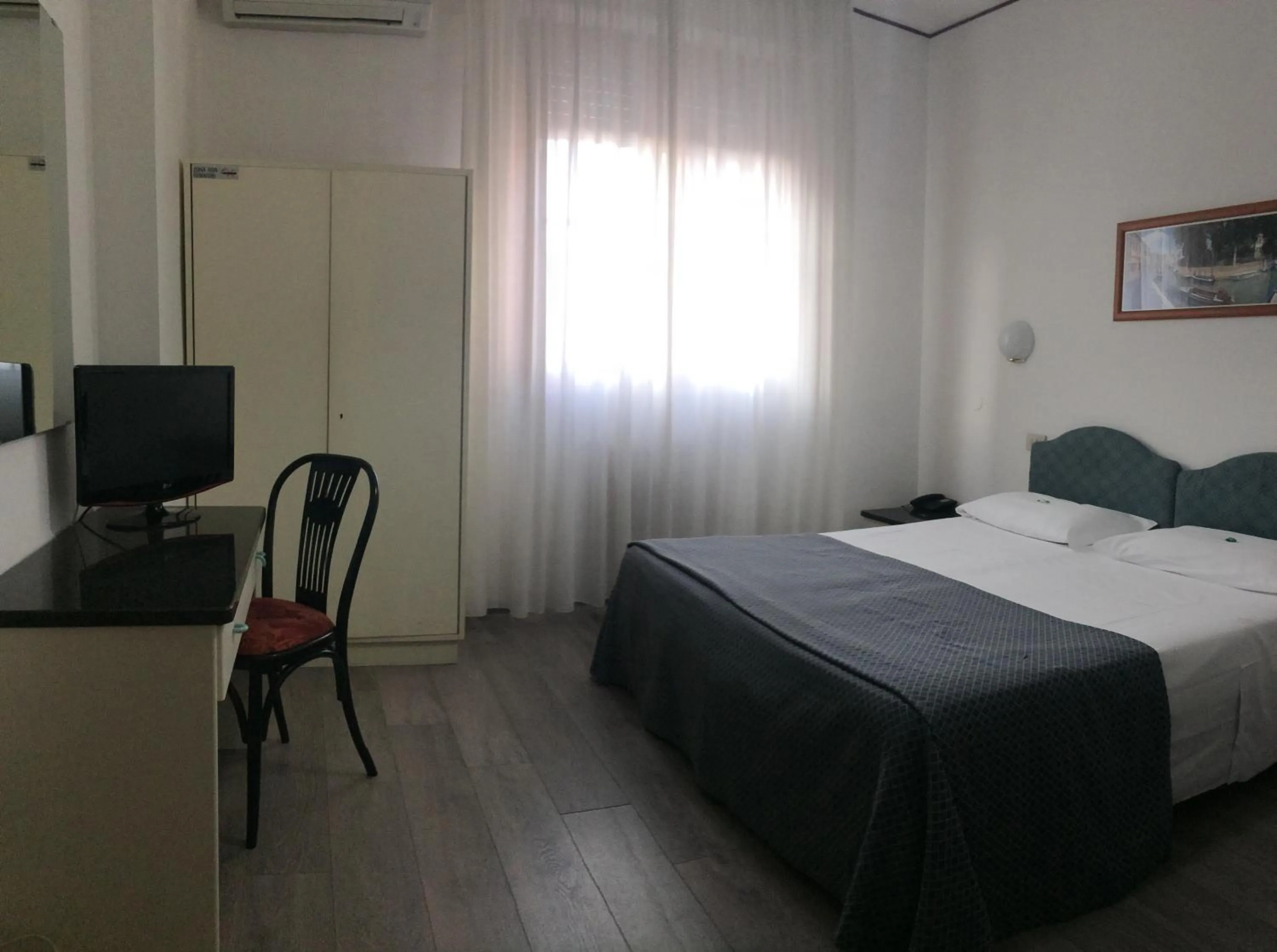 Photo of the whole room, Bed in Hotel Capitol