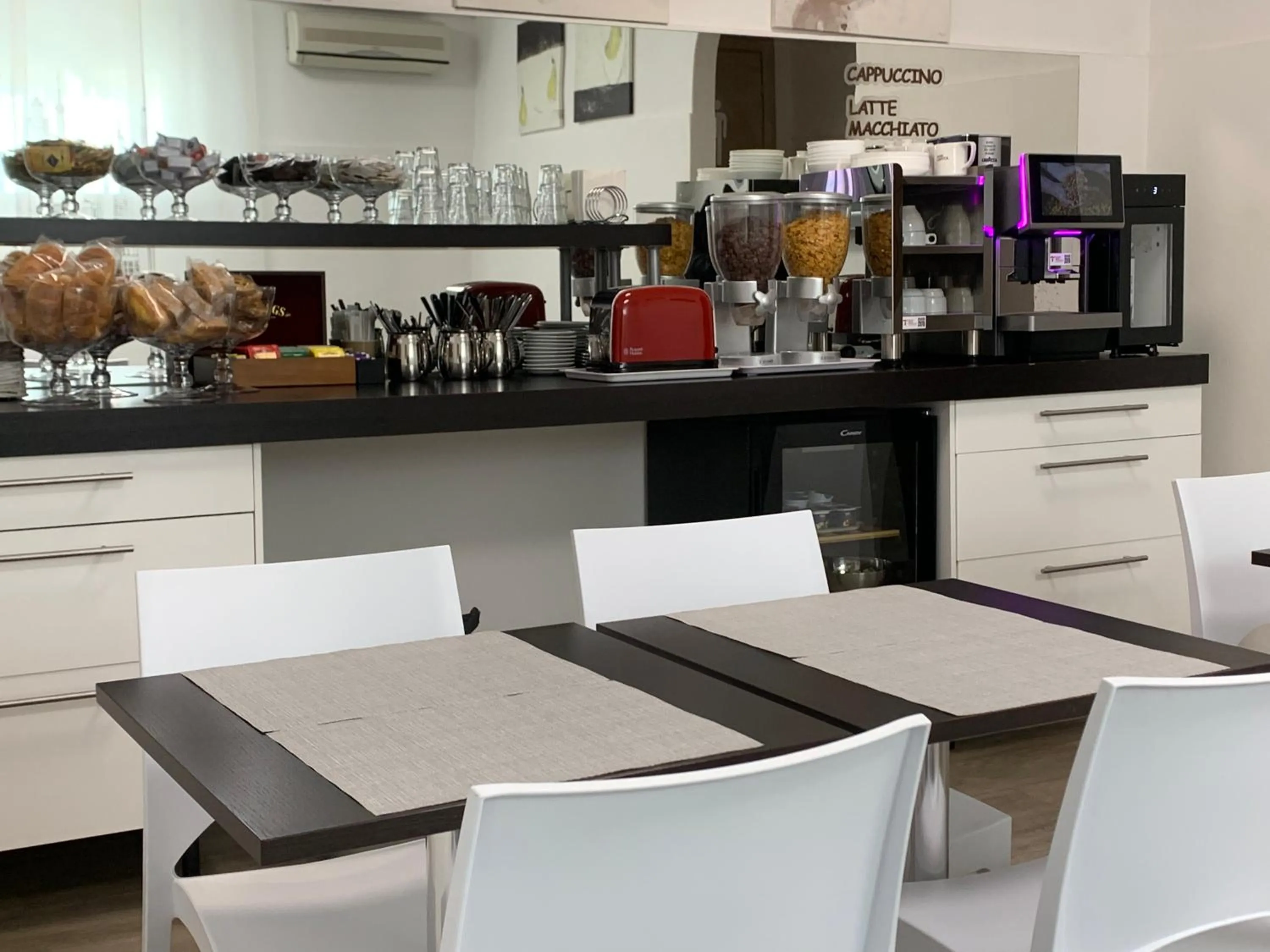 Restaurant/places to eat in Hotel Capitol