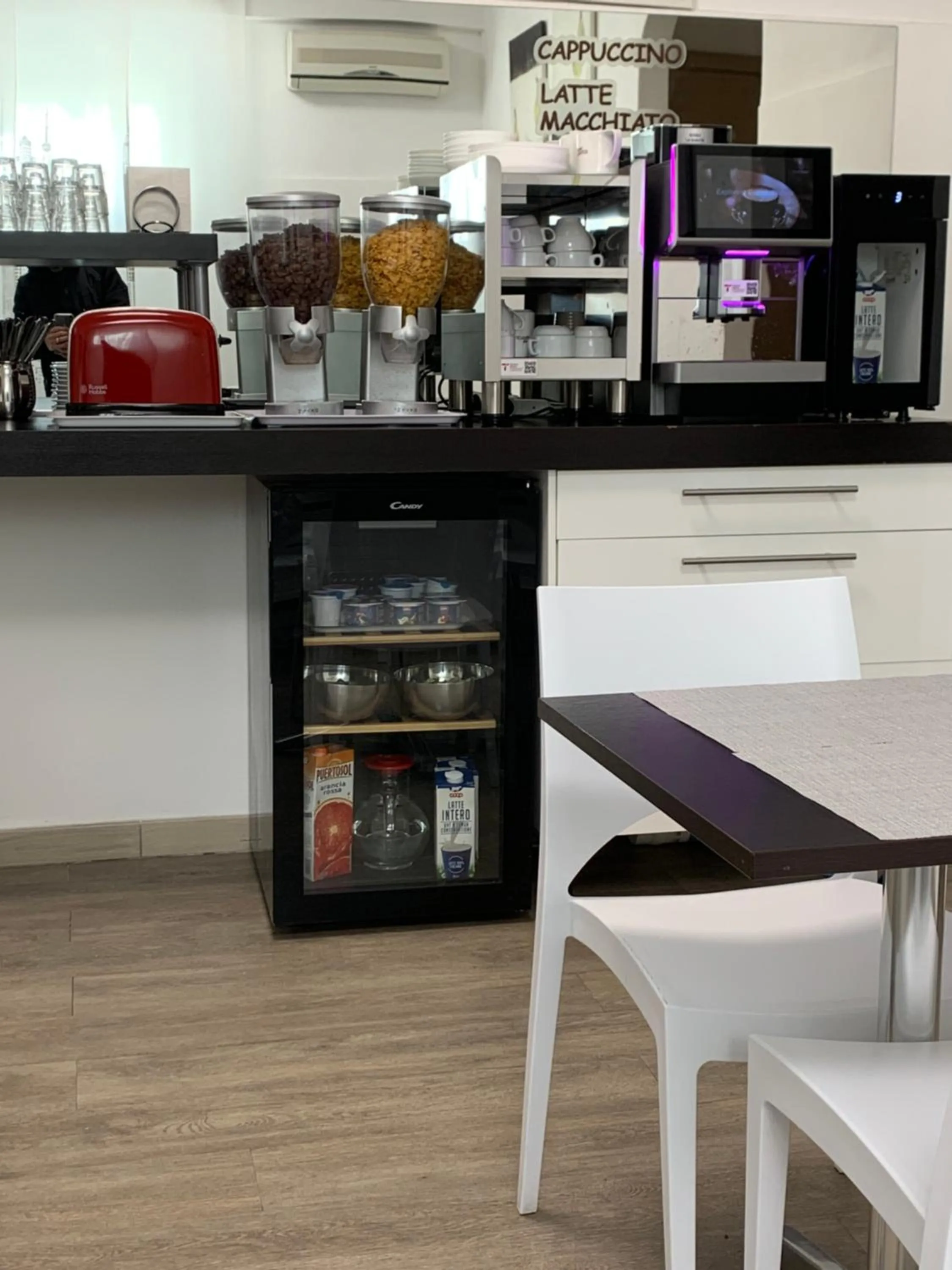 Coffee/tea facilities in Hotel Capitol