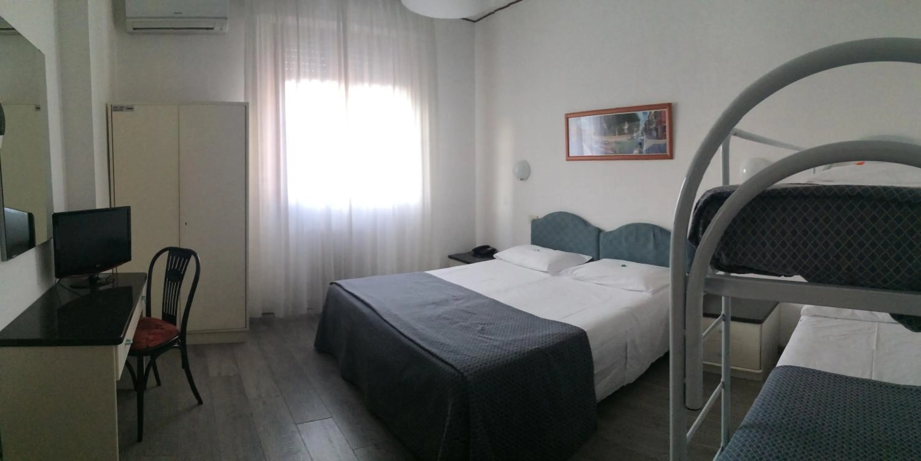 Photo of the whole room, Bed in Hotel Capitol