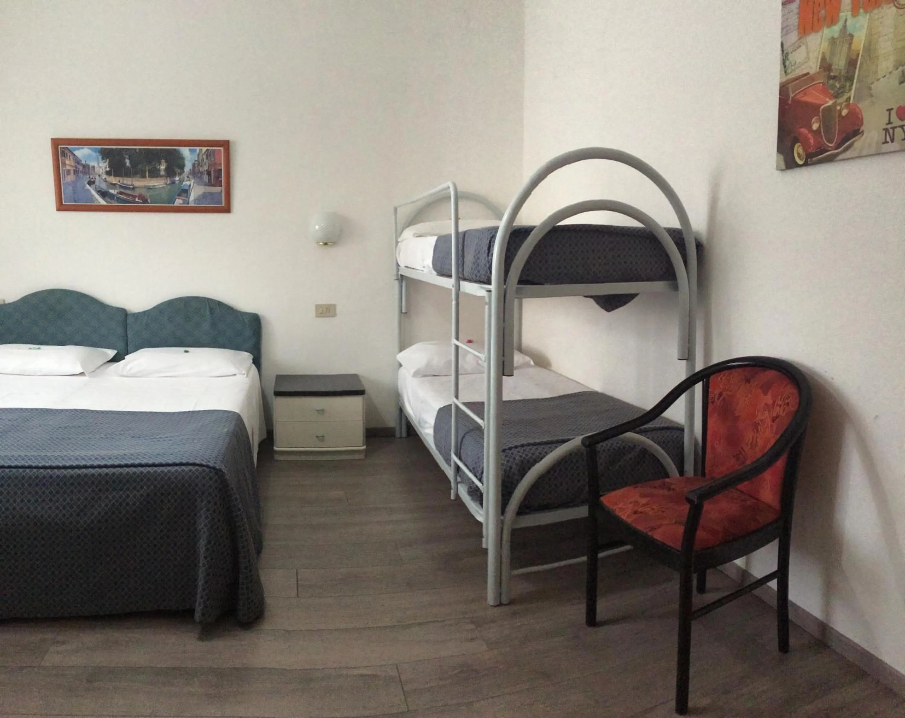 Photo of the whole room, Bed in Hotel Capitol