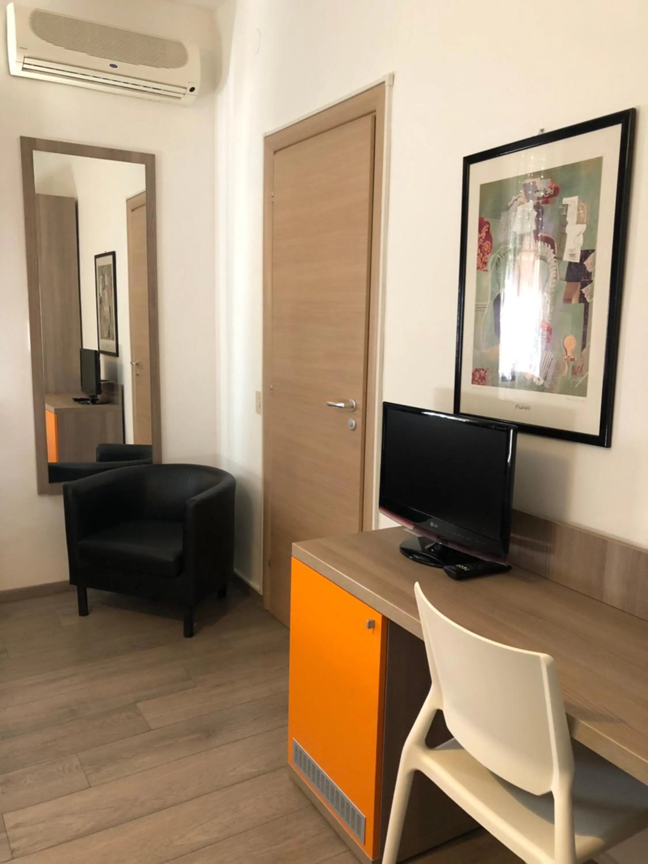 TV and multimedia in Hotel Capitol