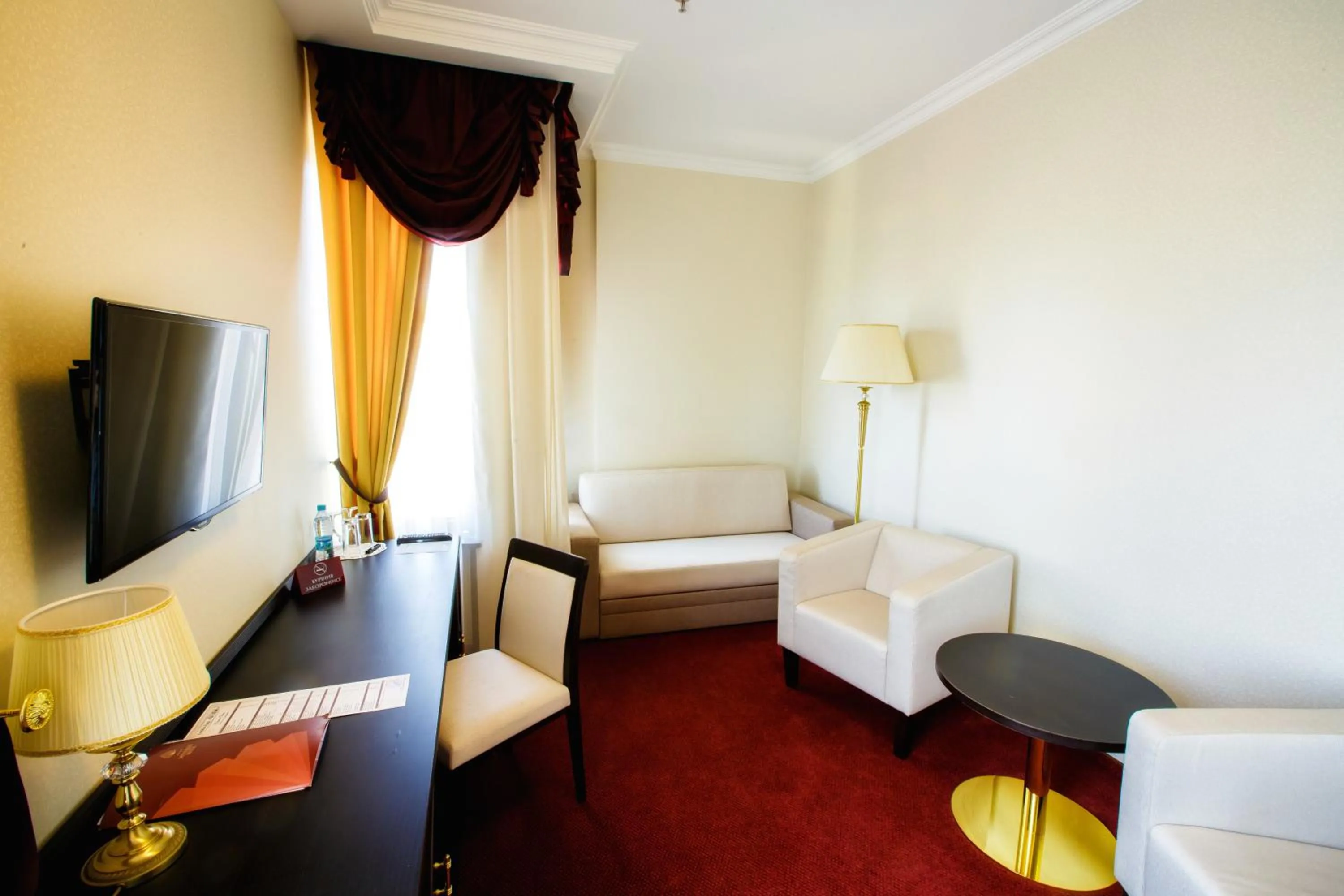 TV and multimedia in Menorah Hotel