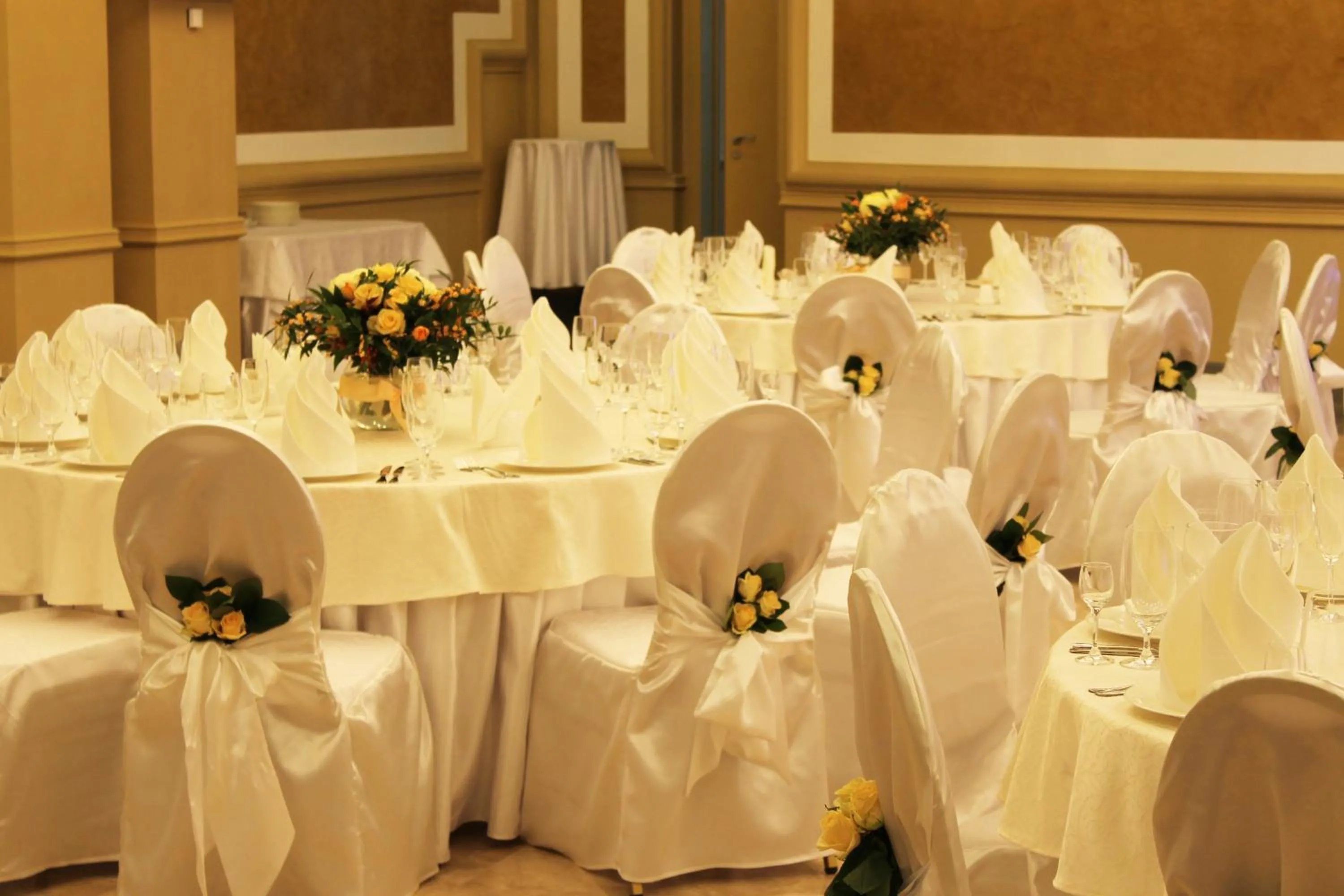 Restaurant/places to eat in Menorah Hotel