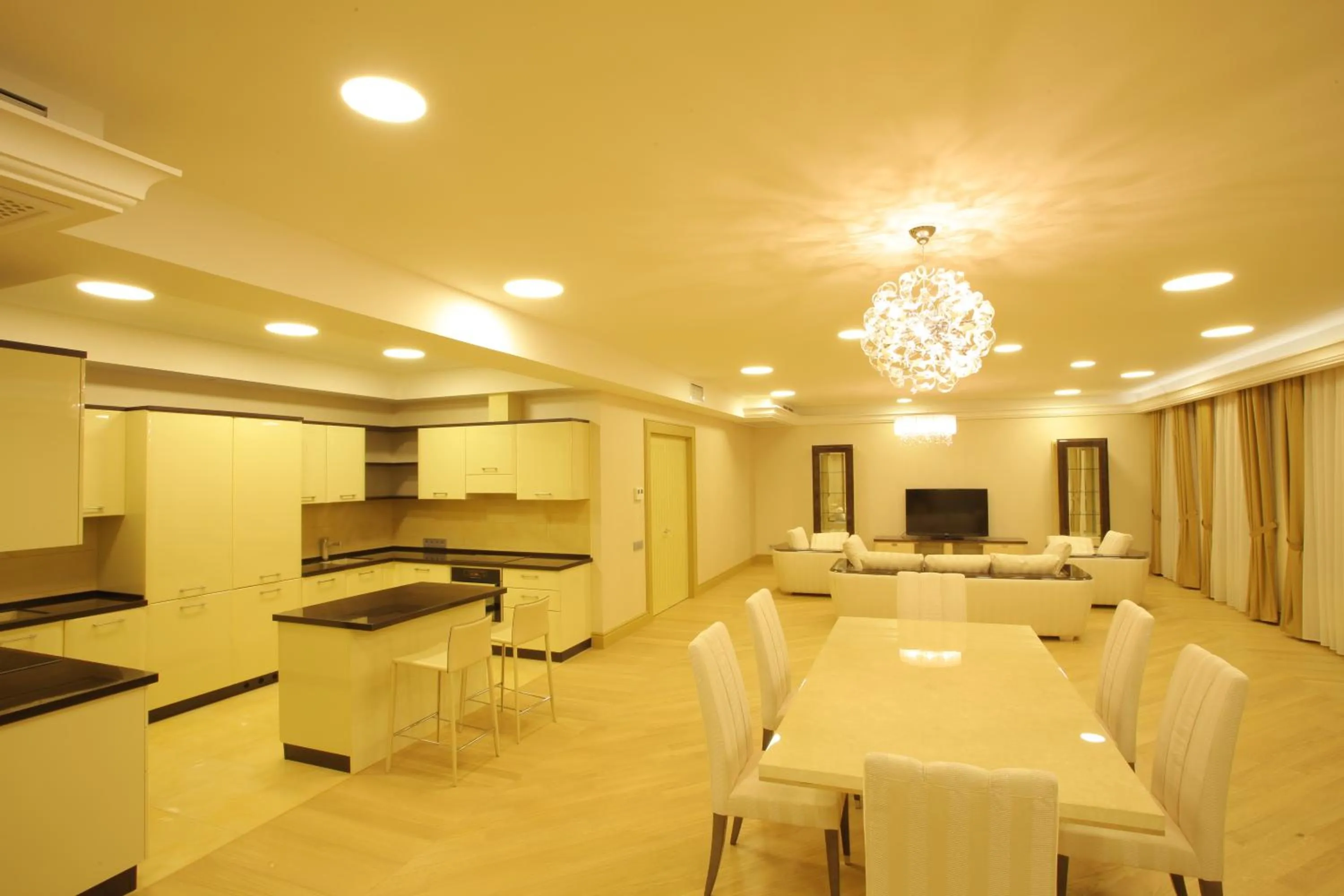 TV and multimedia in Menorah Hotel