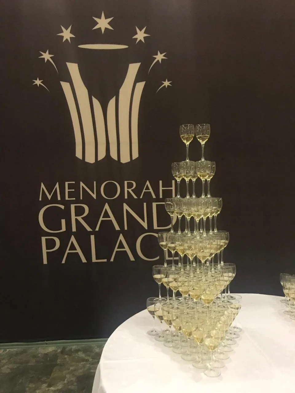 Restaurant/places to eat in Menorah Hotel