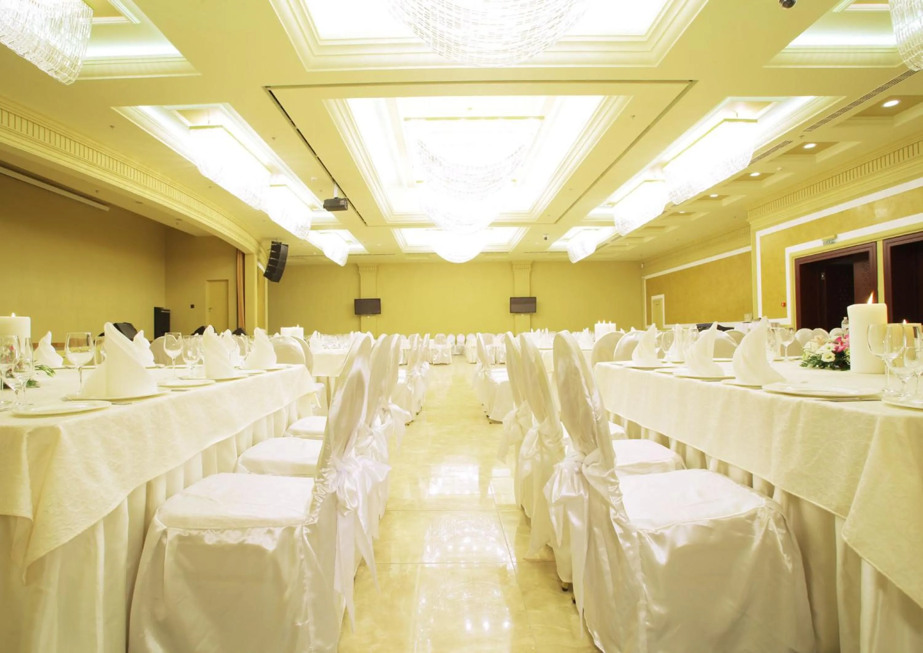 Restaurant/places to eat in Menorah Hotel