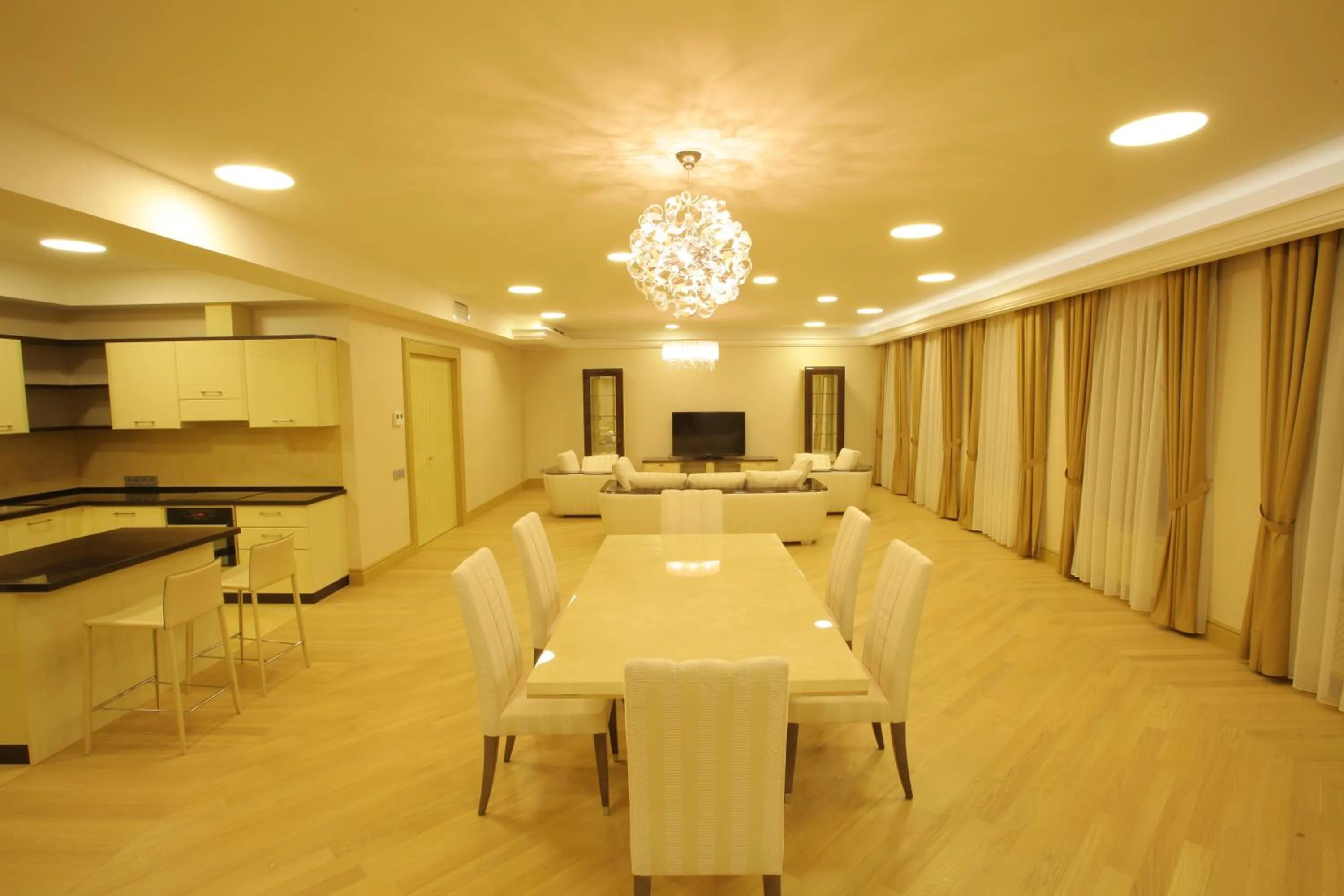 TV and multimedia in Menorah Hotel