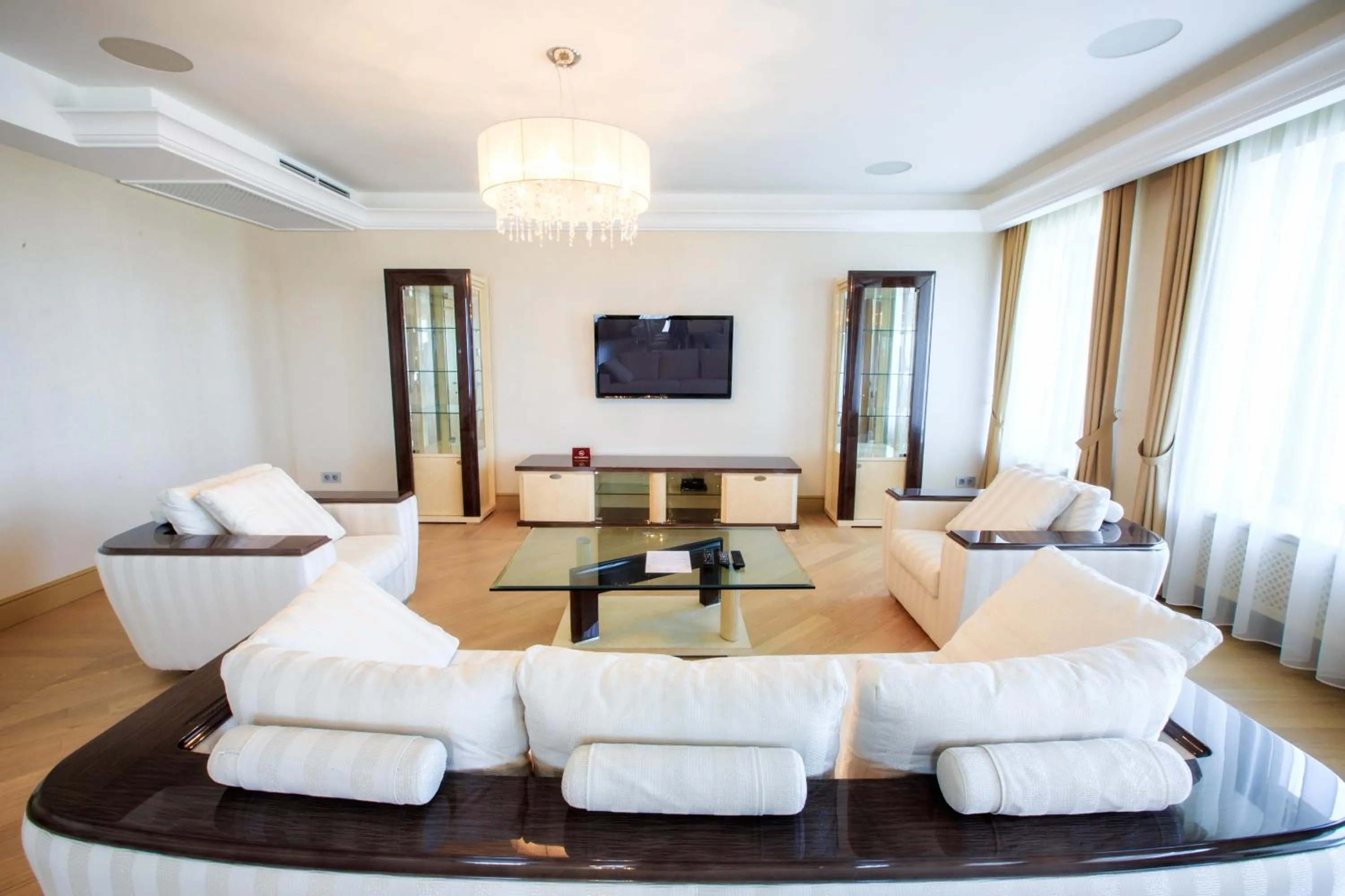 Communal lounge/ TV room in Menorah Hotel