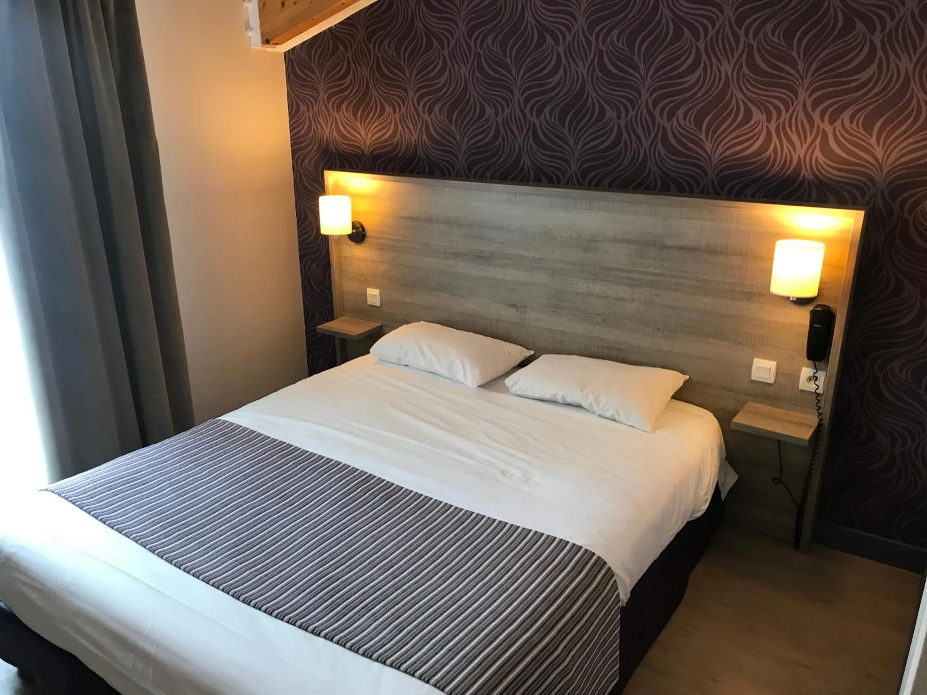 Bed in Logis Hôtel Le Saint Georges