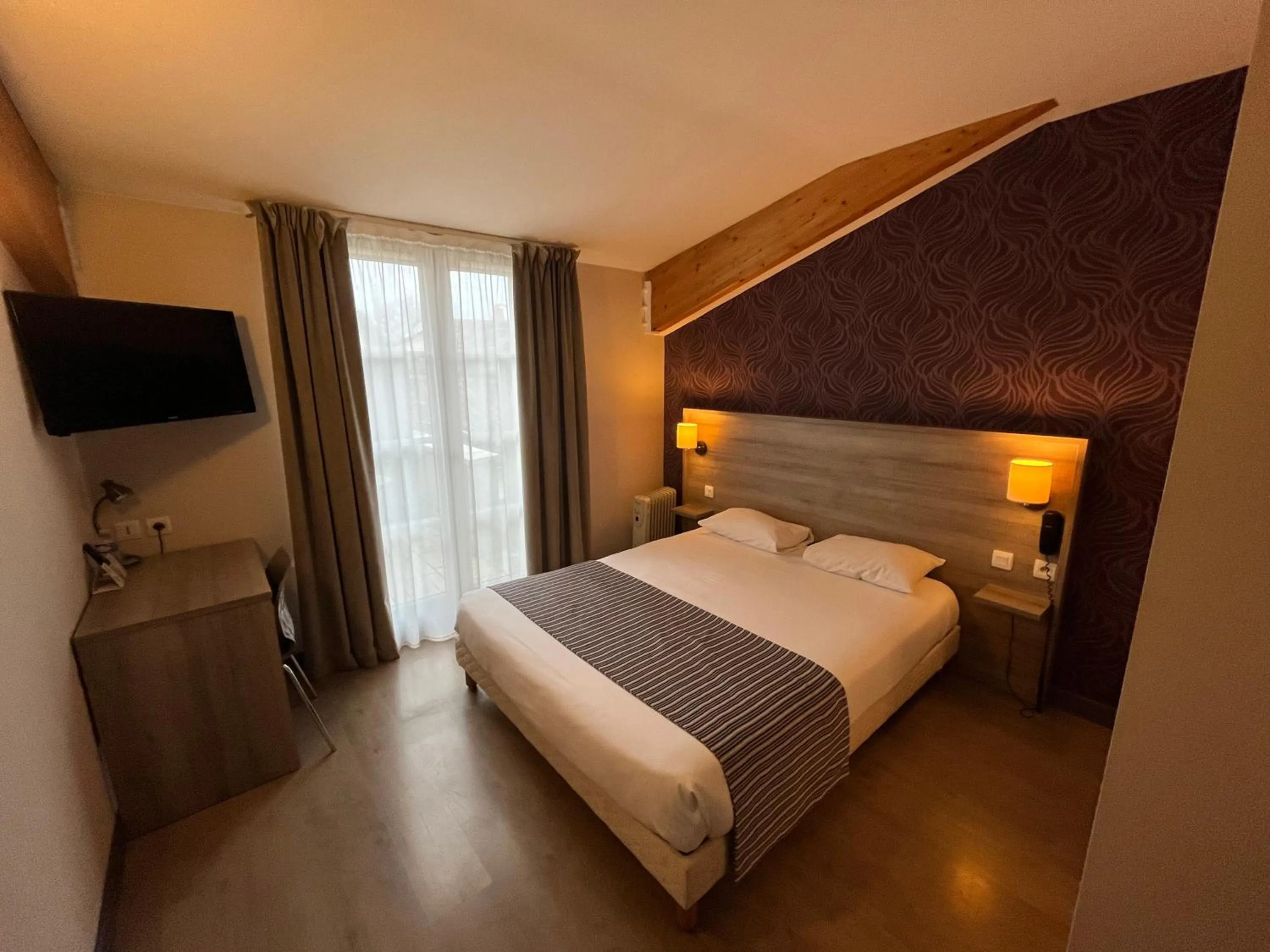 Photo of the whole room, Bed in Logis Hôtel Le Saint Georges