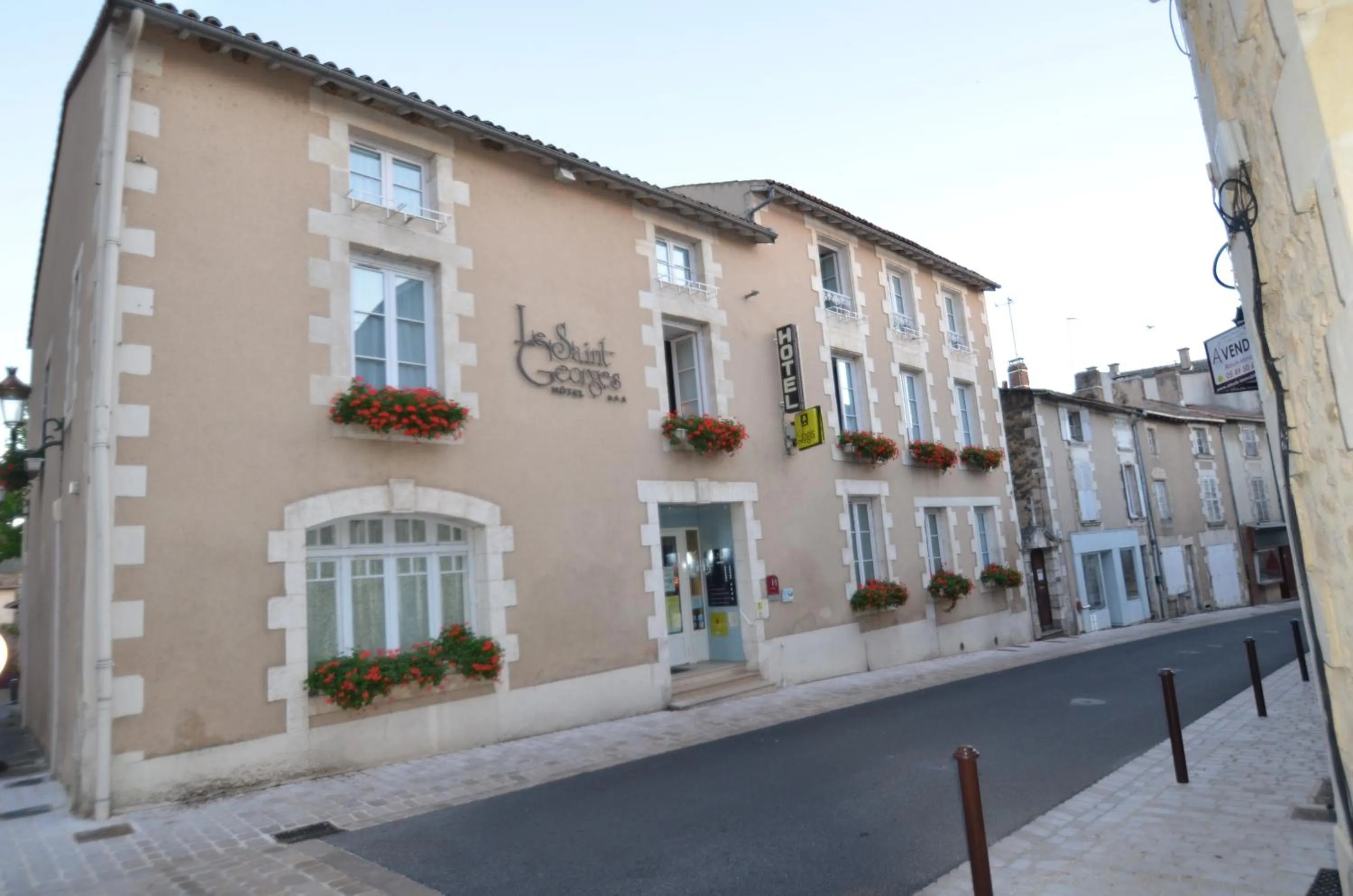 Street view in Logis Hôtel Le Saint Georges