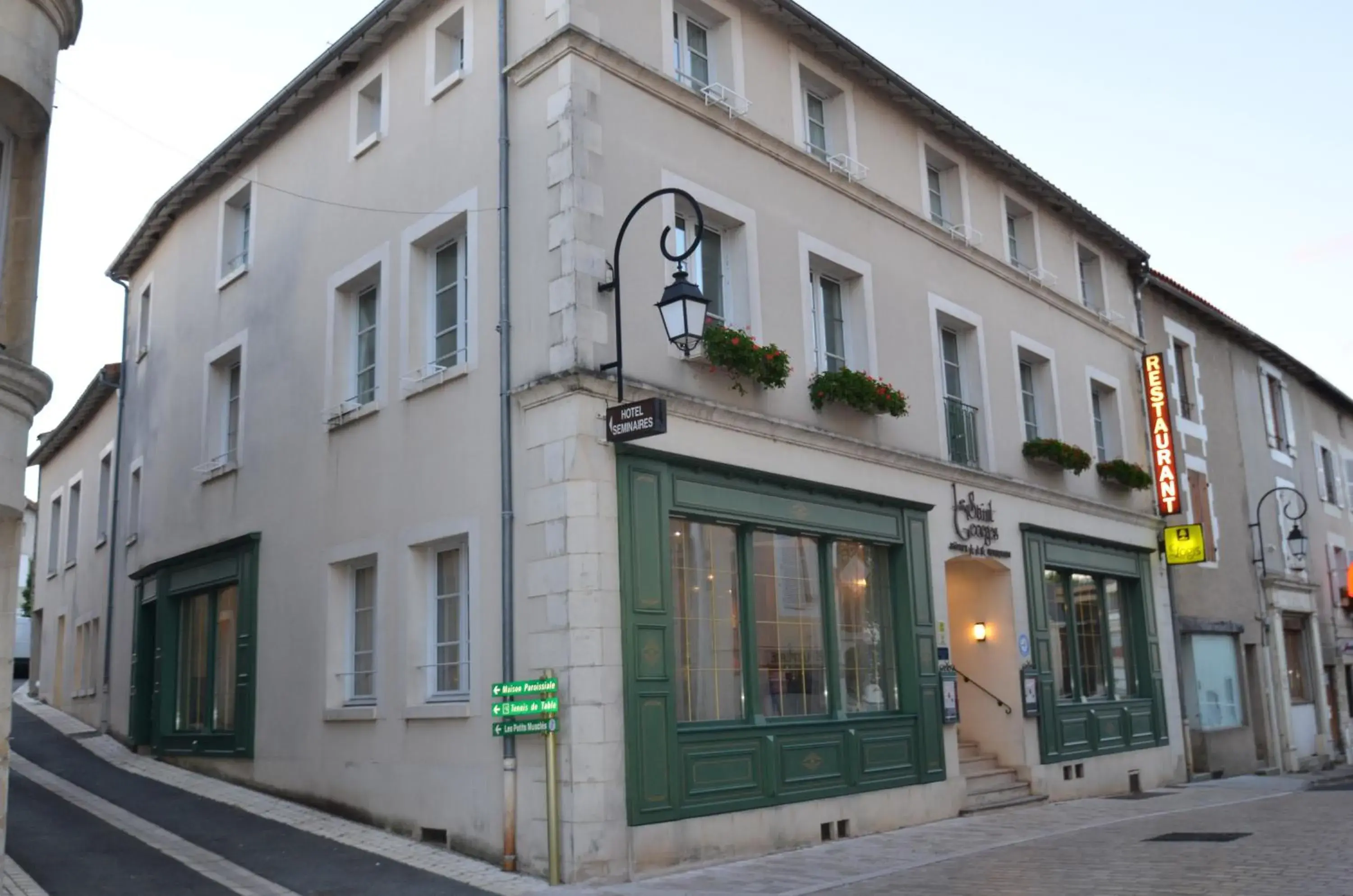 Facade/entrance in Logis Hôtel Le Saint Georges Facade/entrance in Logis Hôtel Le Saint Georges