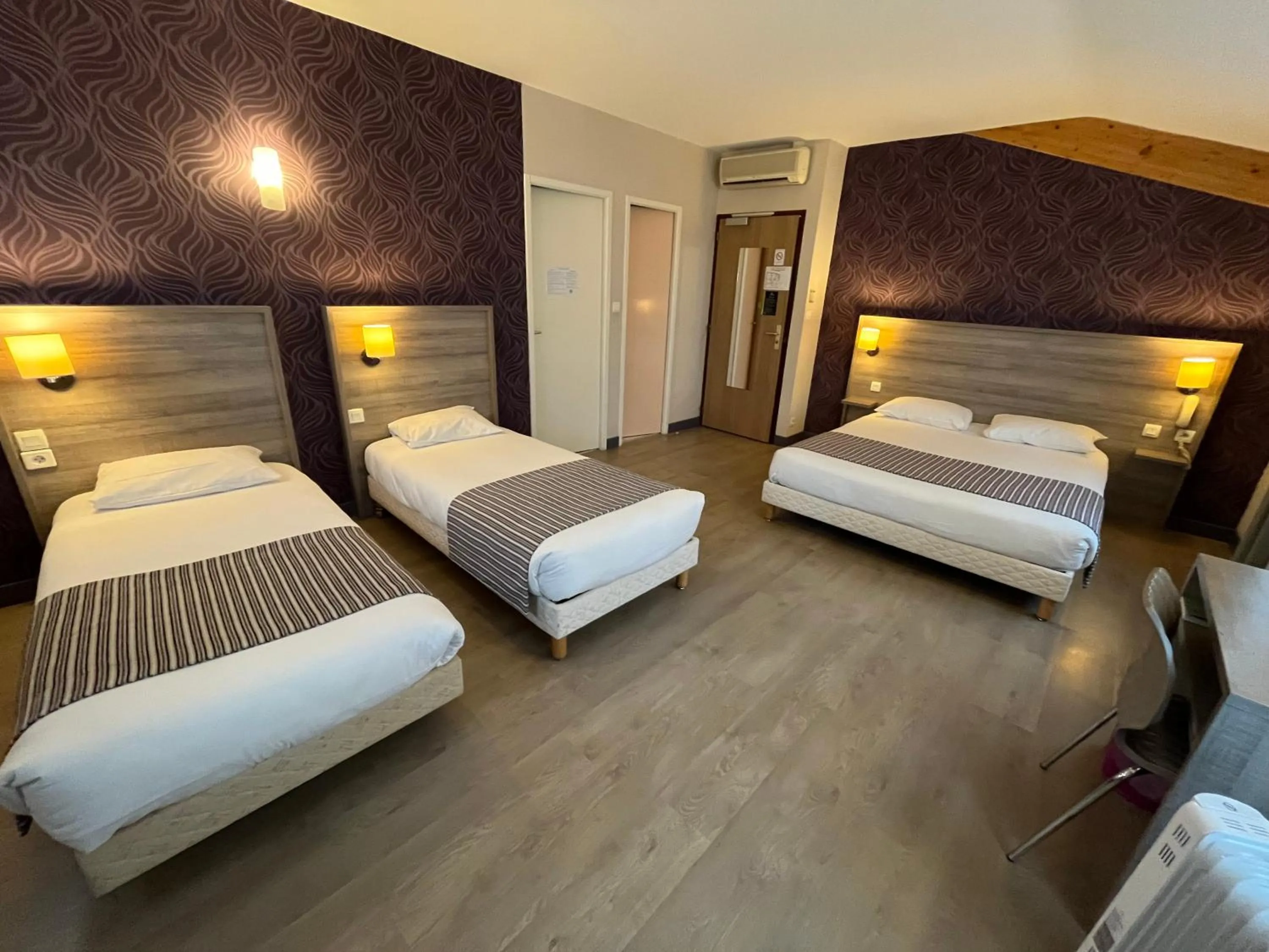 Photo of the whole room, Bed in Logis Hôtel Le Saint Georges