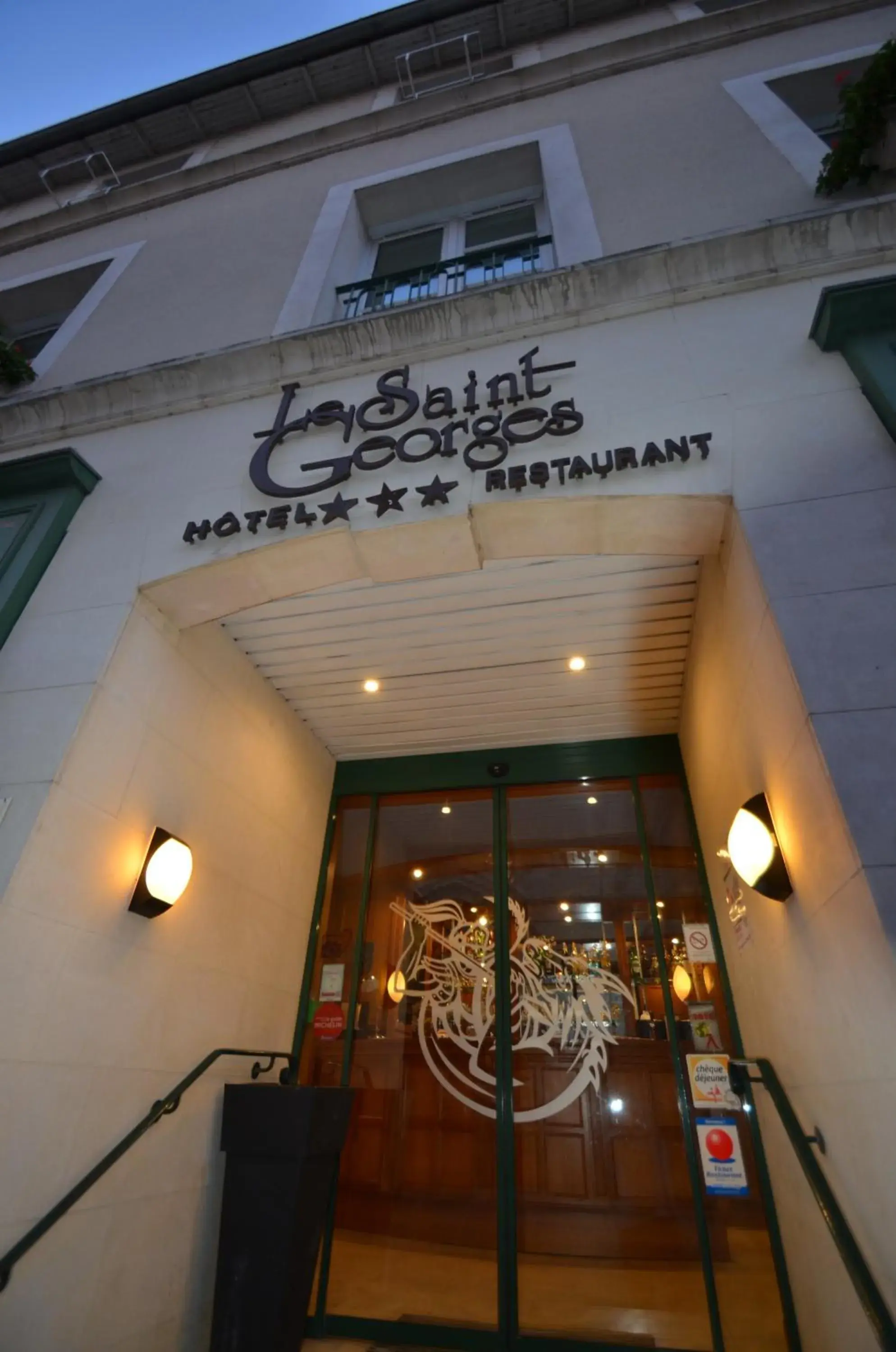 Facade/entrance in Logis Hôtel Le Saint Georges Facade/entrance in Logis Hôtel Le Saint Georges