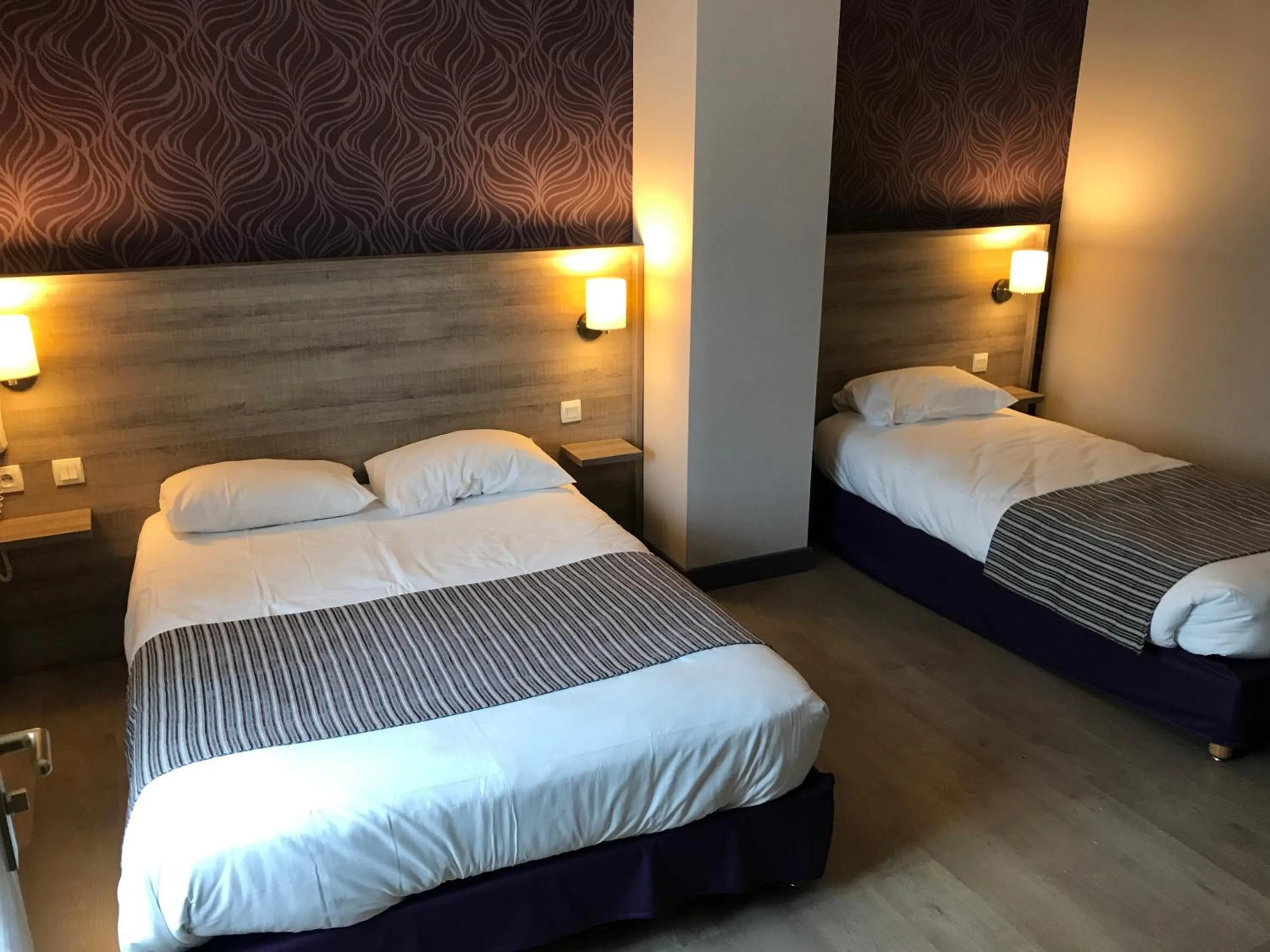 Bed in Logis Hôtel Le Saint Georges