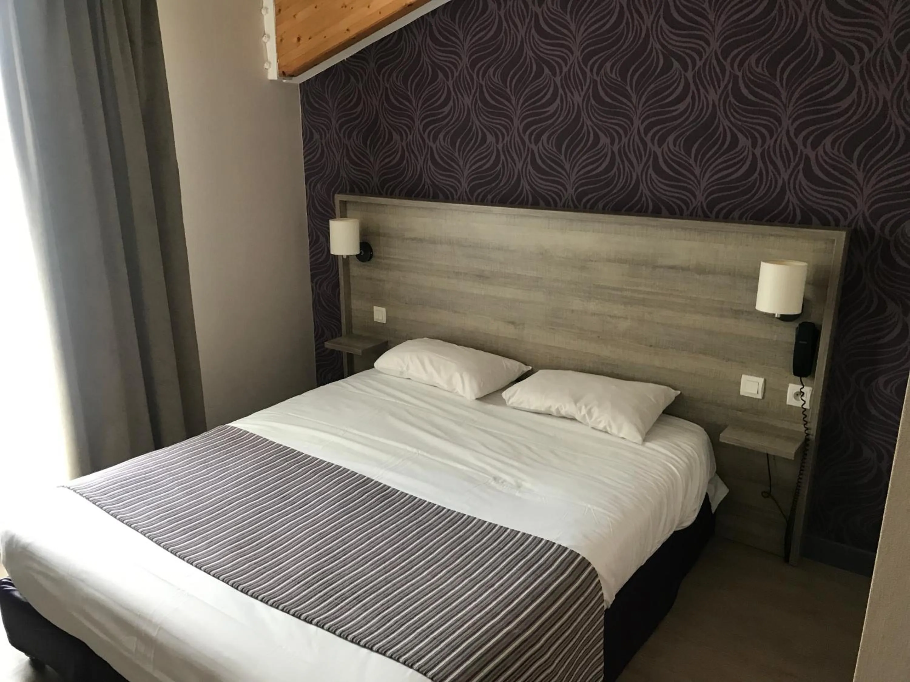 Bed in Logis Hôtel Le Saint Georges