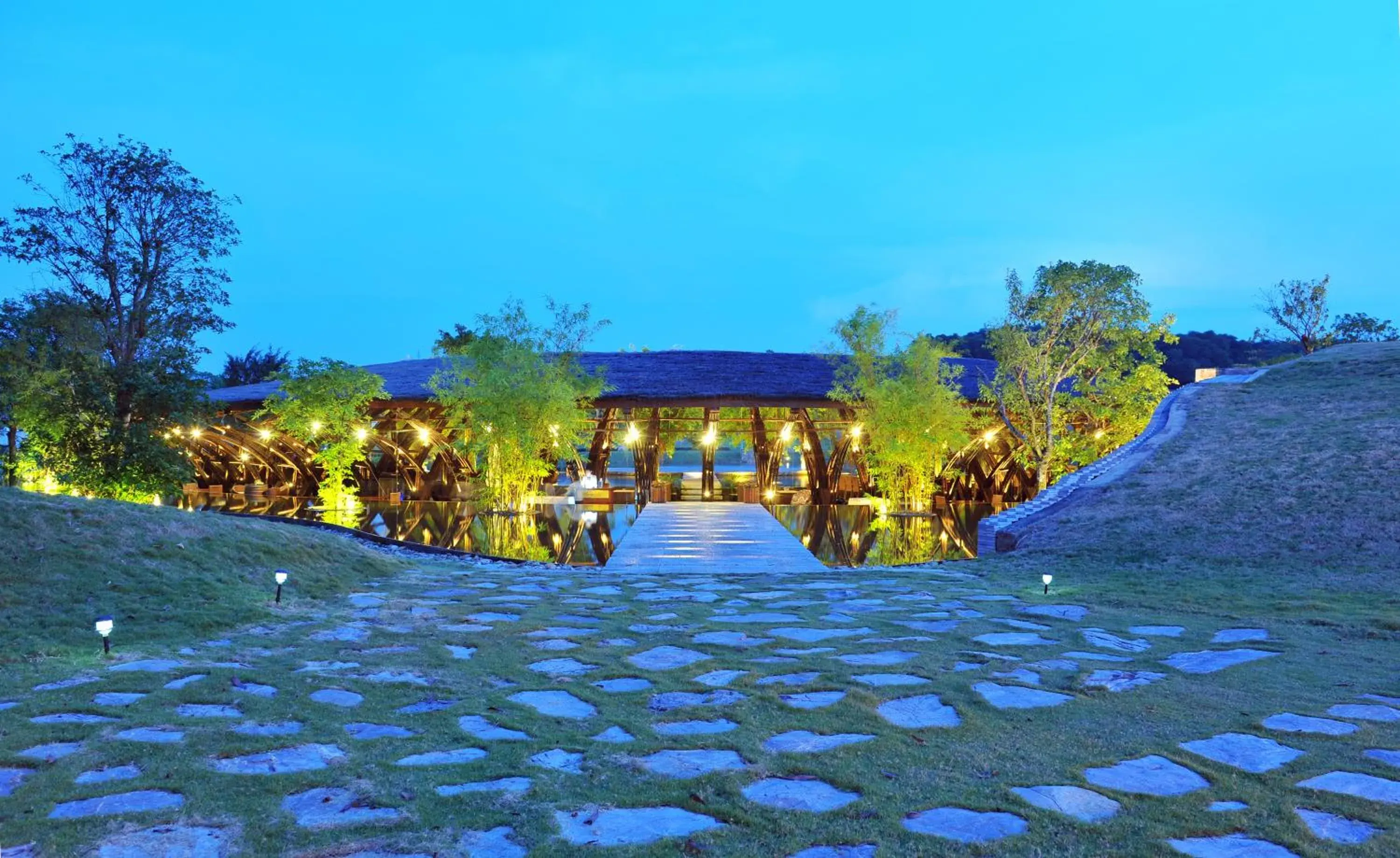 Restaurant/places to eat, Garden in Flamingo Dai Lai Resort Restaurant/places to eat, Garden in Flamingo Dai Lai Resort