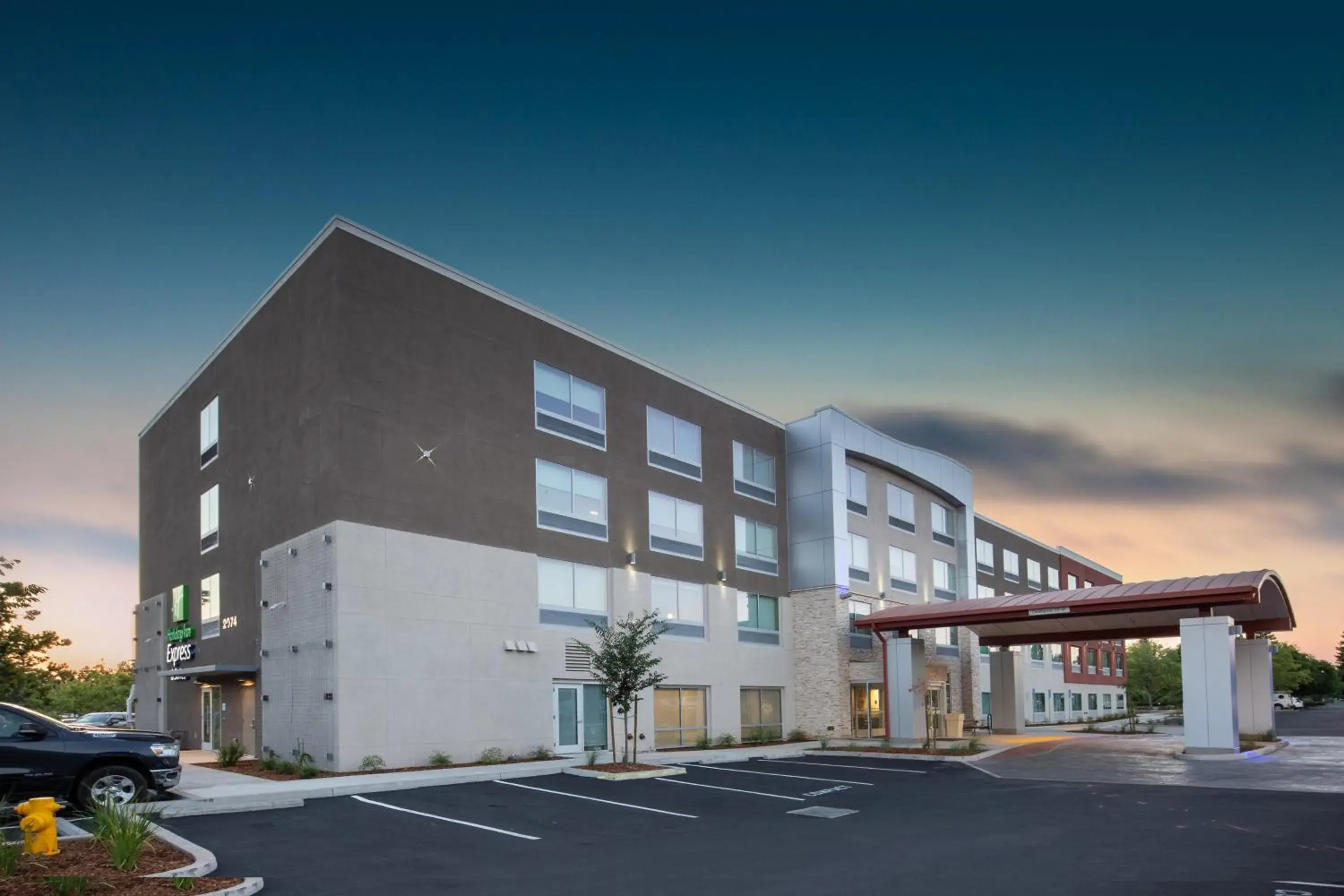 Property building in Holiday Inn Express & Suites Chico by IHG Property building in Holiday Inn Express & Suites Chico by IHG