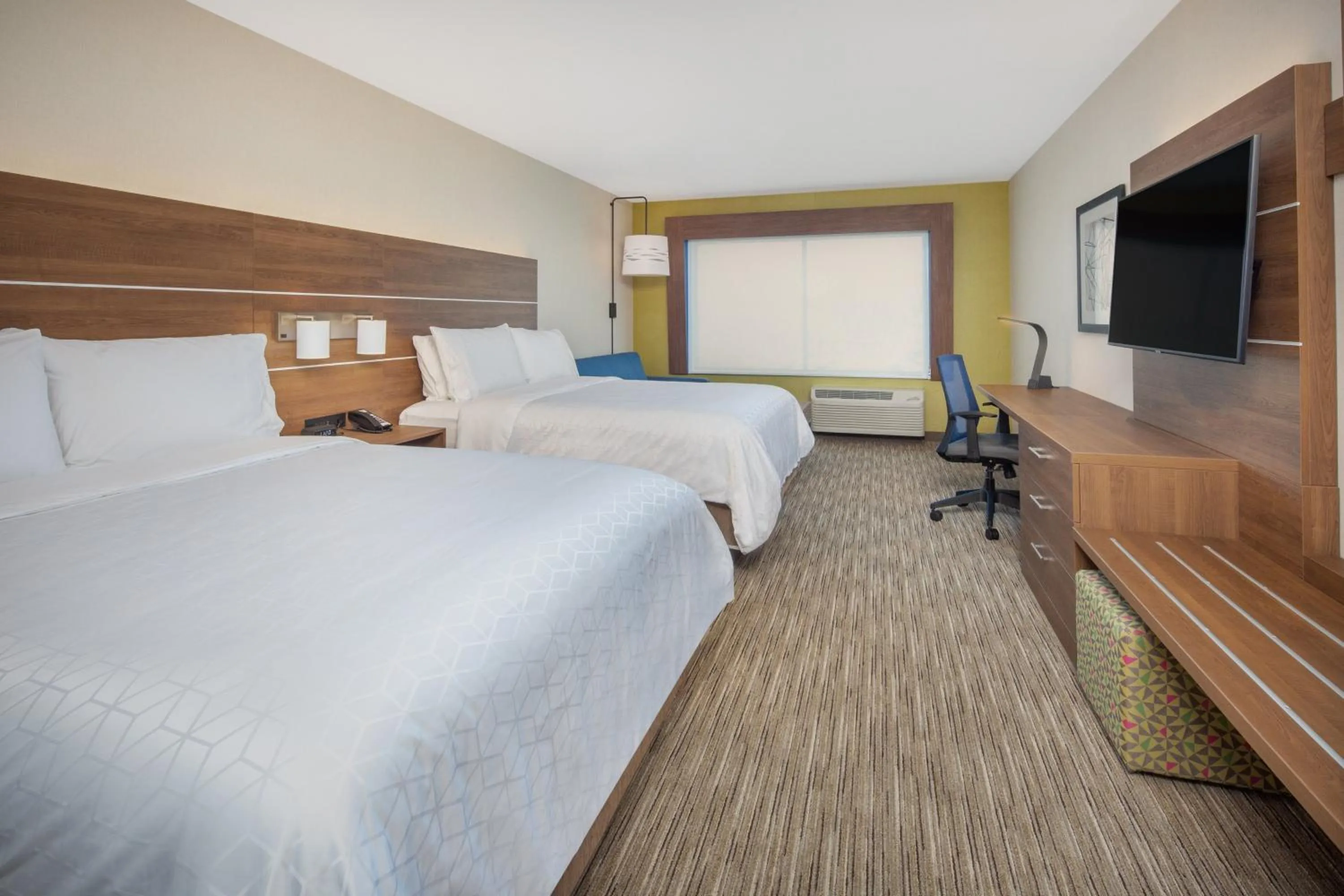 Photo of the whole room, Bed in Holiday Inn Express & Suites Chico by IHG