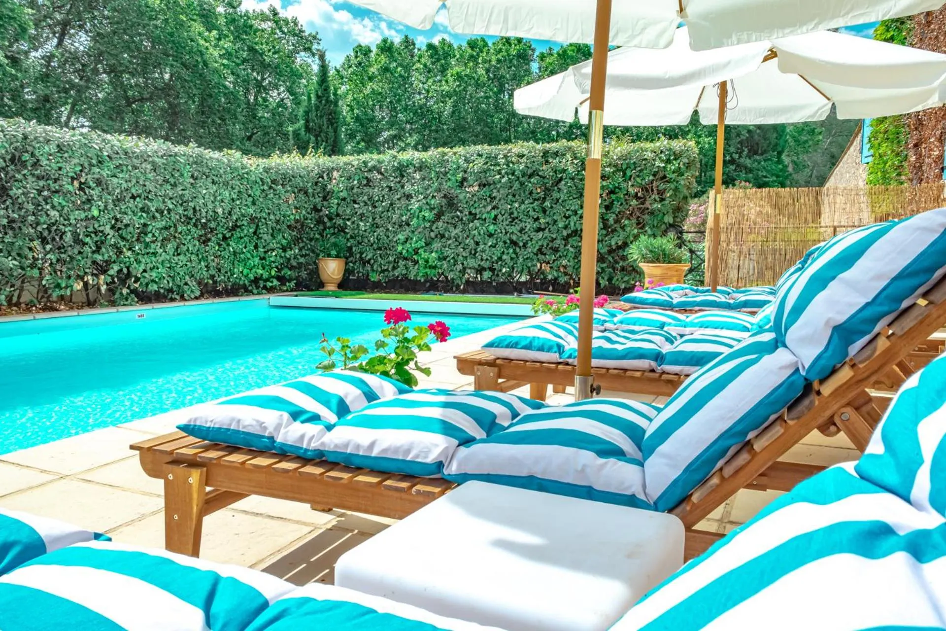 Swimming pool in Logis hôtel et restaurant La Bastide Cabezac