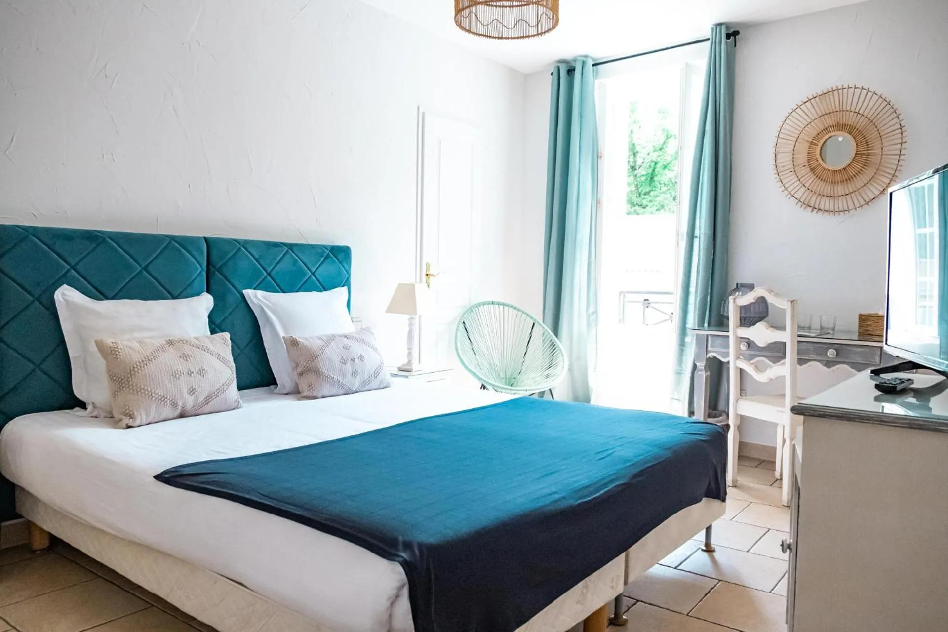 Bed in Logis hôtel et restaurant La Bastide Cabezac